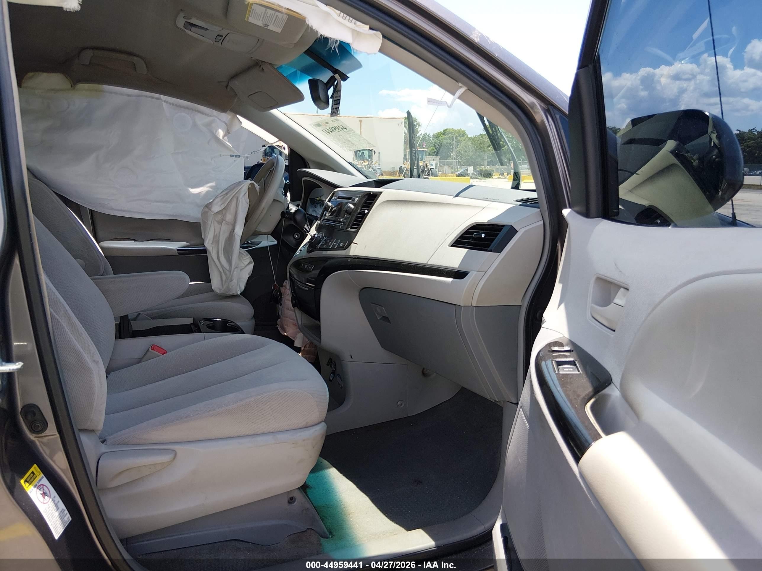 2014 Toyota Sienna Le V6 8 Passenger Gray vin: 5TDKK3DC0ES474317