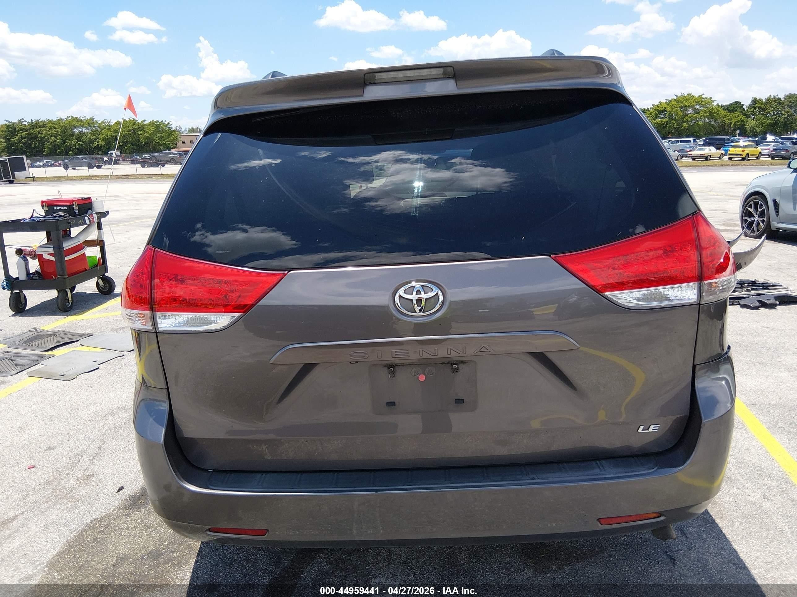 2014 Toyota Sienna Le V6 8 Passenger Gray vin: 5TDKK3DC0ES474317