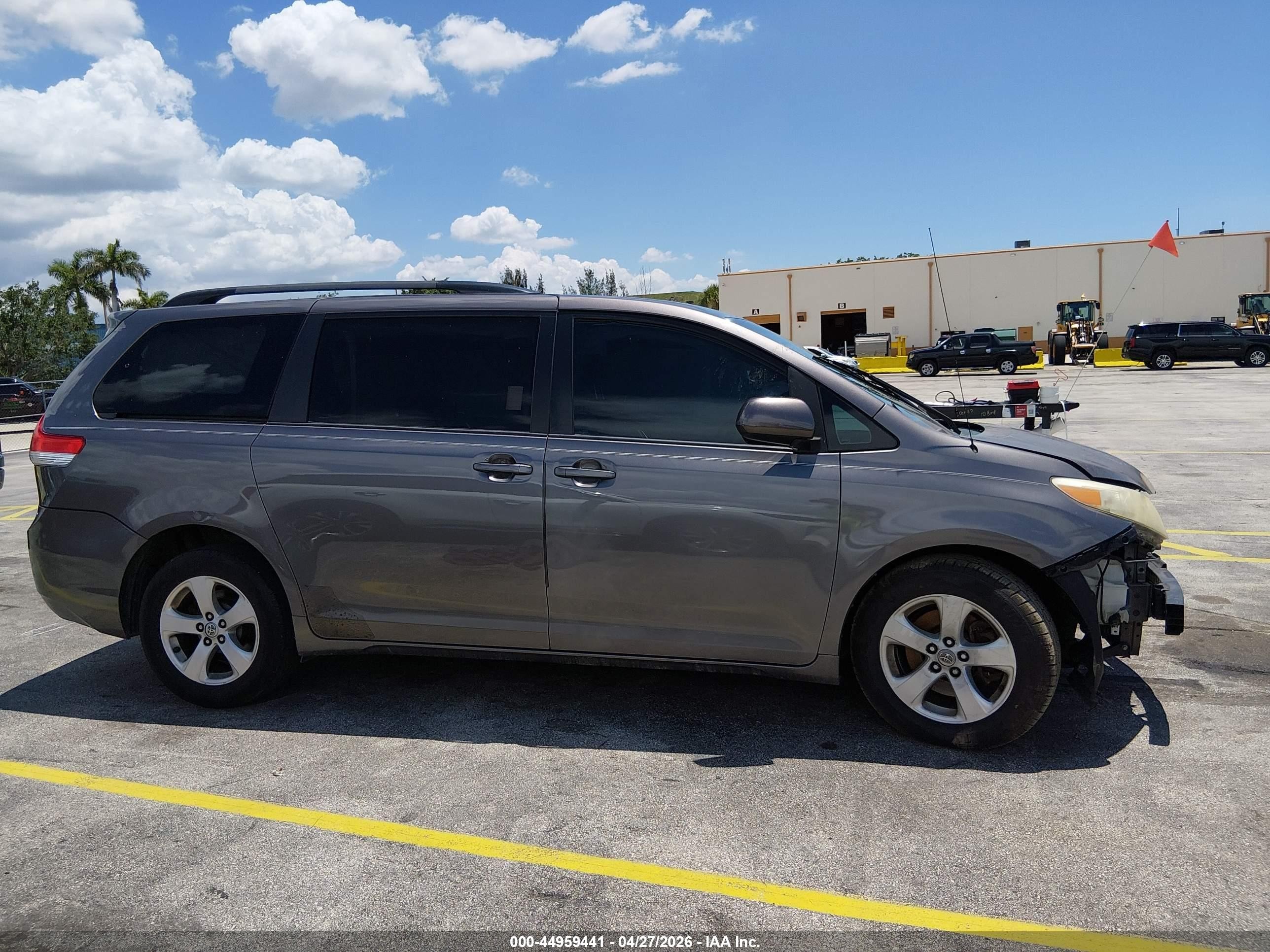 2014 Toyota Sienna Le V6 8 Passenger Gray vin: 5TDKK3DC0ES474317