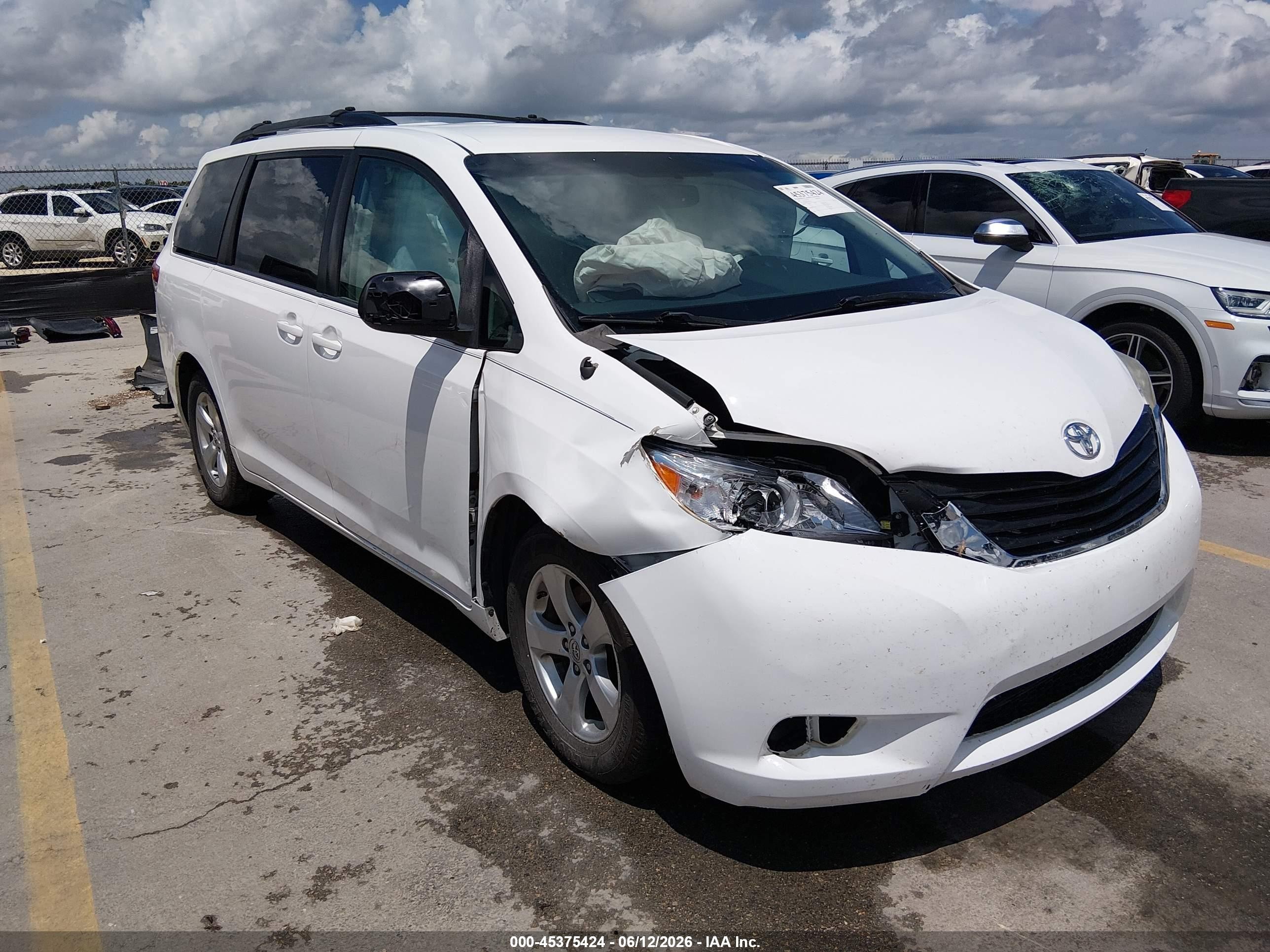 2014 Toyota Sienna Le V6 8 Passenger White vin: 5TDKK3DC0ES503167