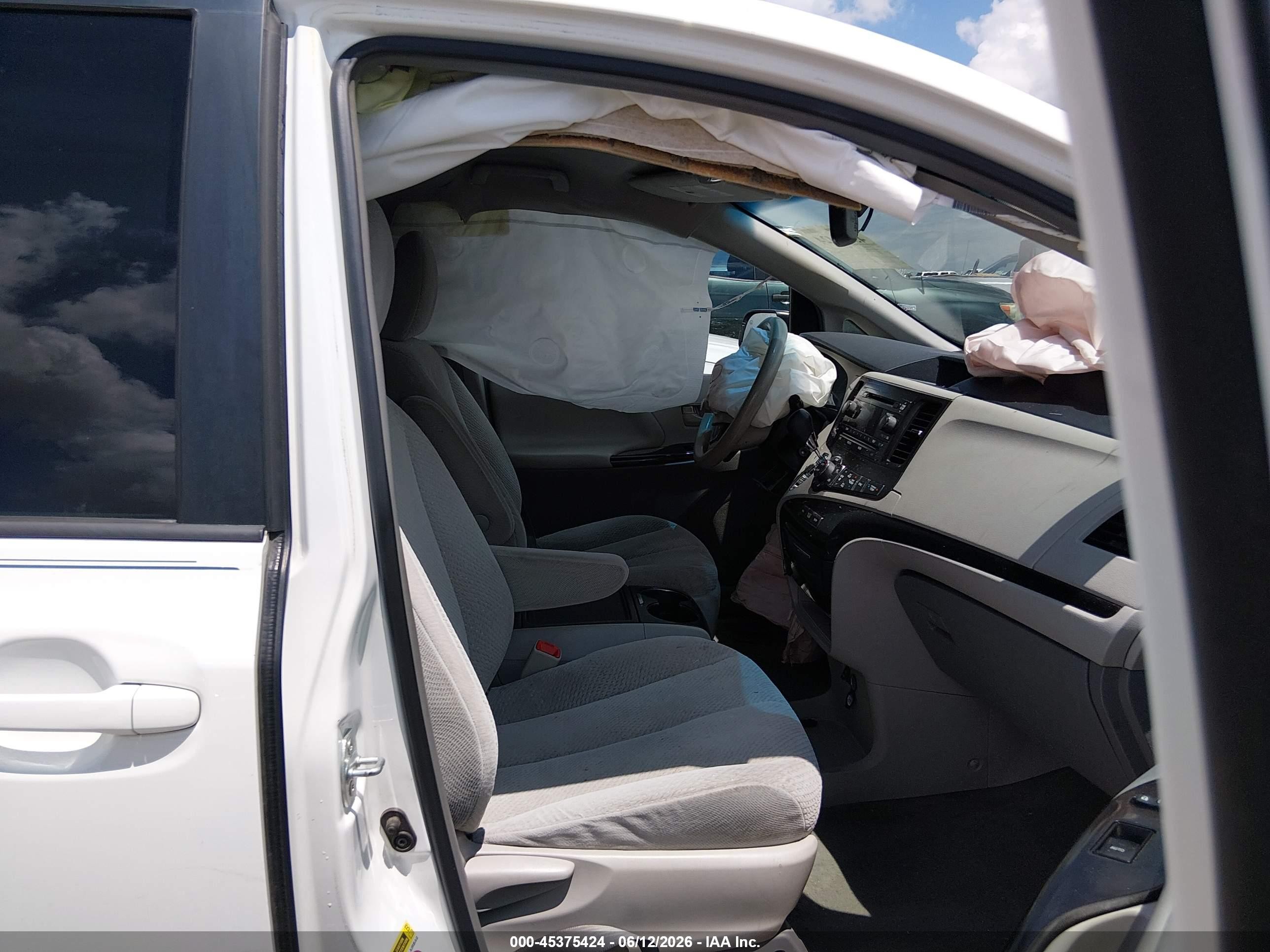 2014 Toyota Sienna Le V6 8 Passenger White vin: 5TDKK3DC0ES503167