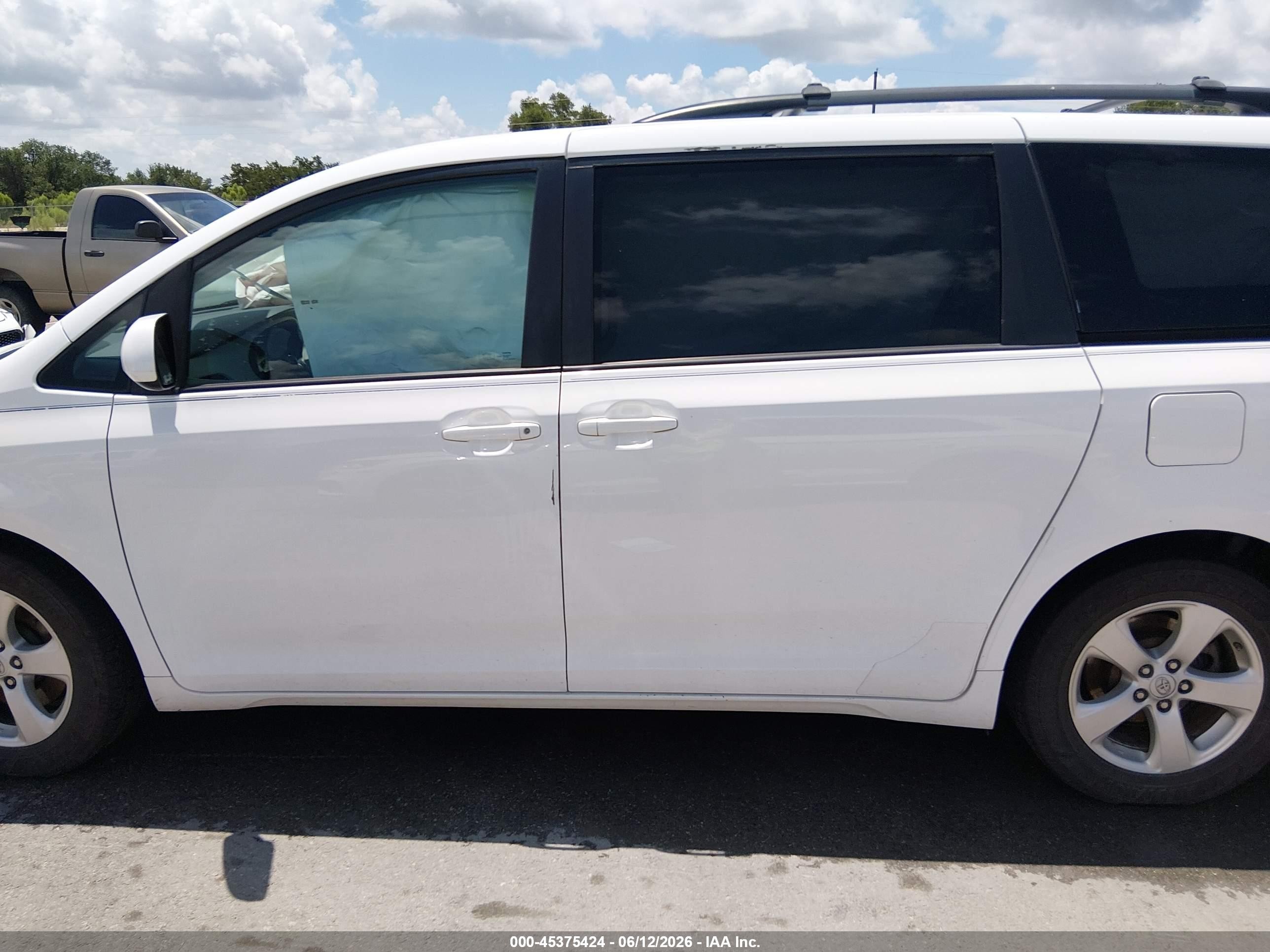 2014 Toyota Sienna Le V6 8 Passenger White vin: 5TDKK3DC0ES503167