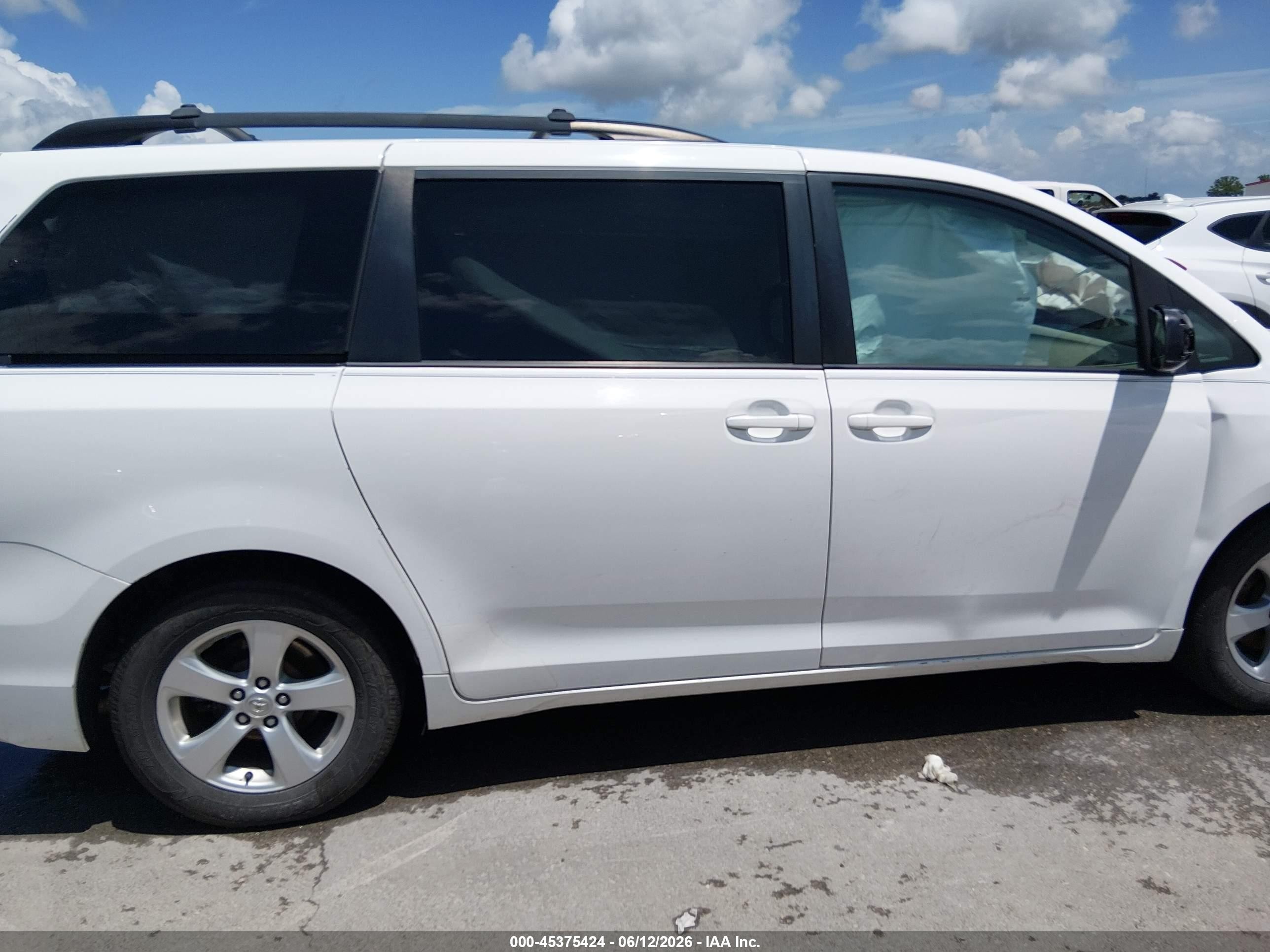 2014 Toyota Sienna Le V6 8 Passenger White vin: 5TDKK3DC0ES503167
