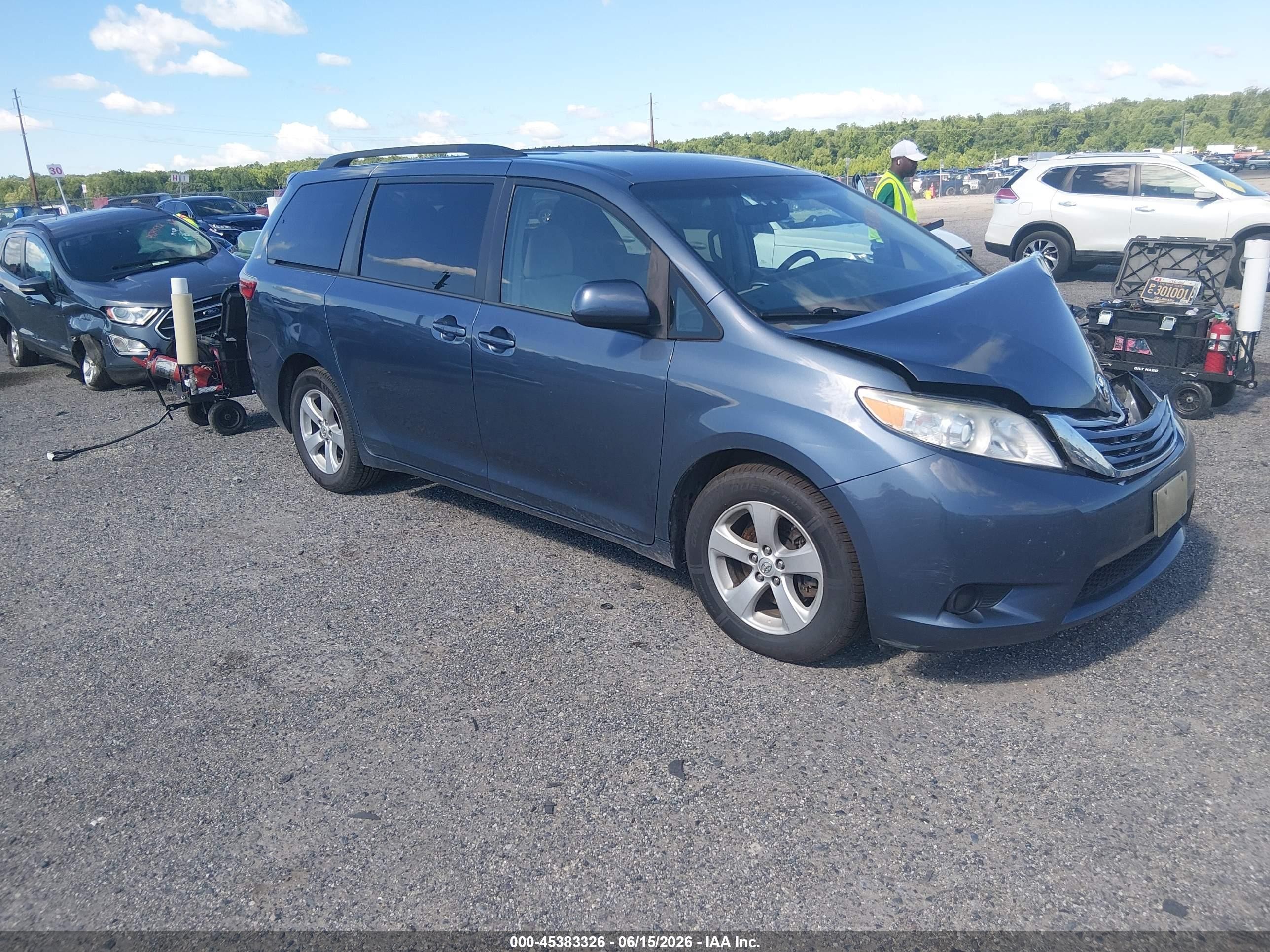 2015 Toyota Sienna Le 8 Passenger Blue vin: 5TDKK3DC0FS549454