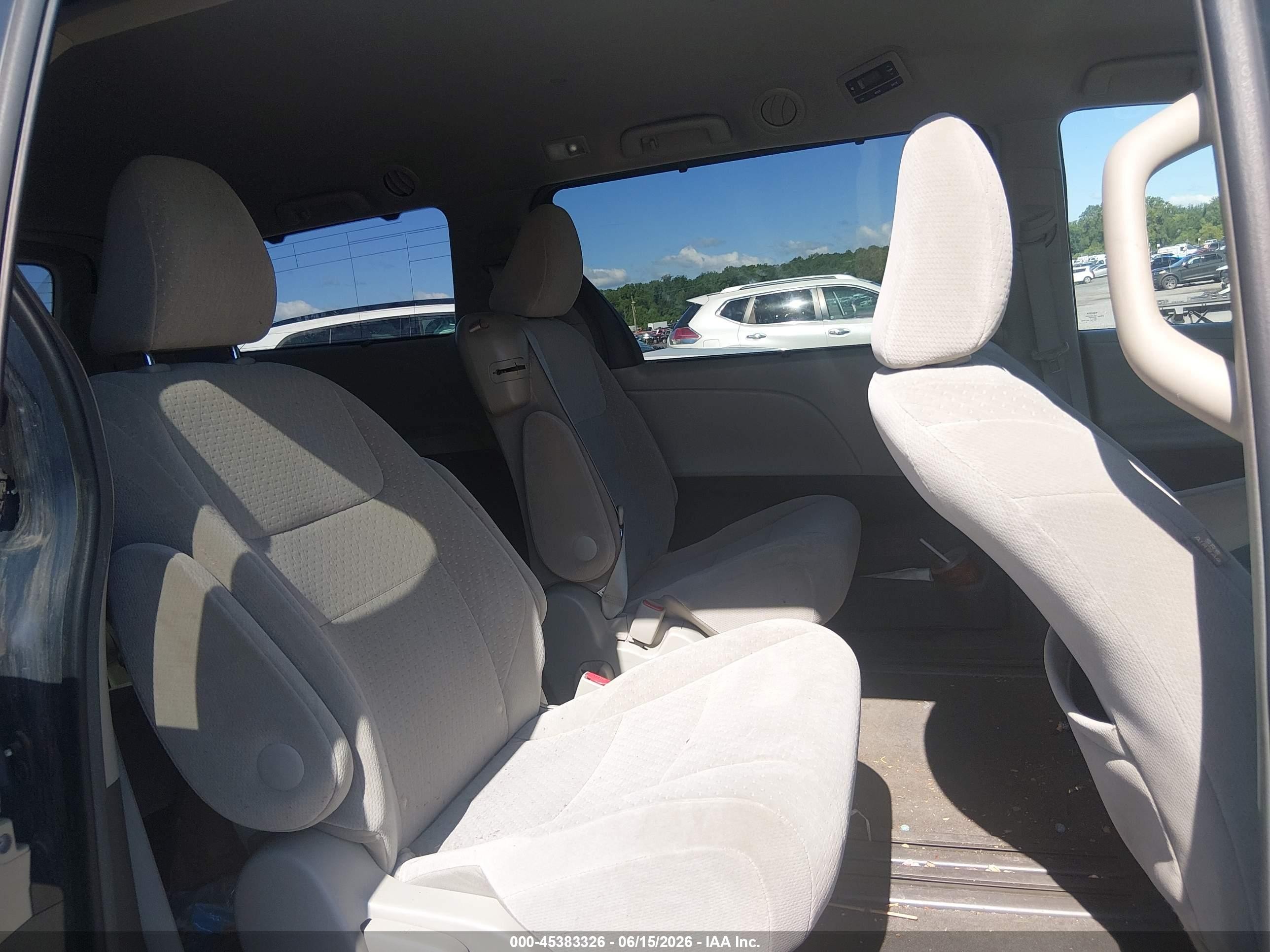 2015 Toyota Sienna Le 8 Passenger Blue vin: 5TDKK3DC0FS549454
