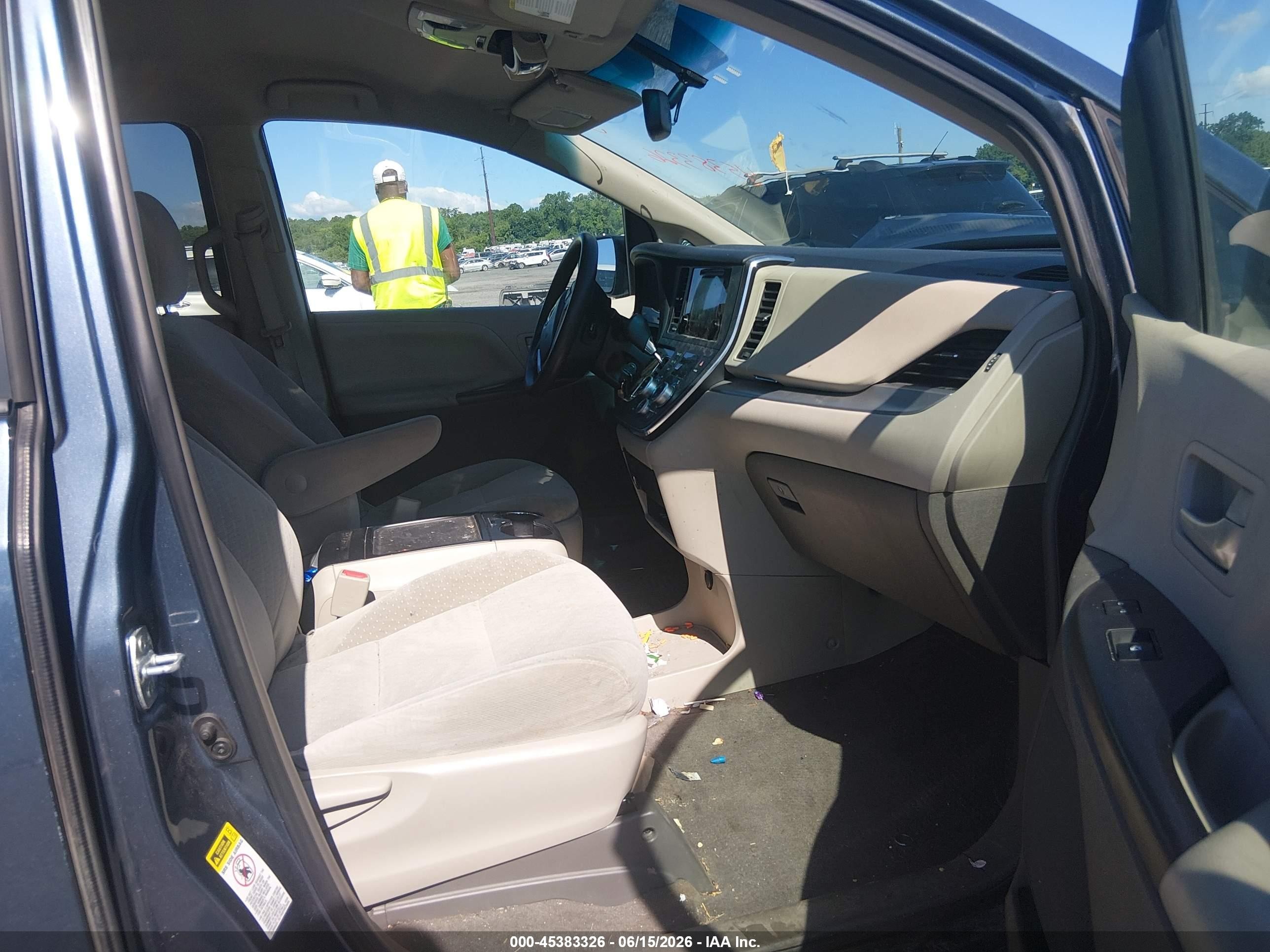 2015 Toyota Sienna Le 8 Passenger Blue vin: 5TDKK3DC0FS549454