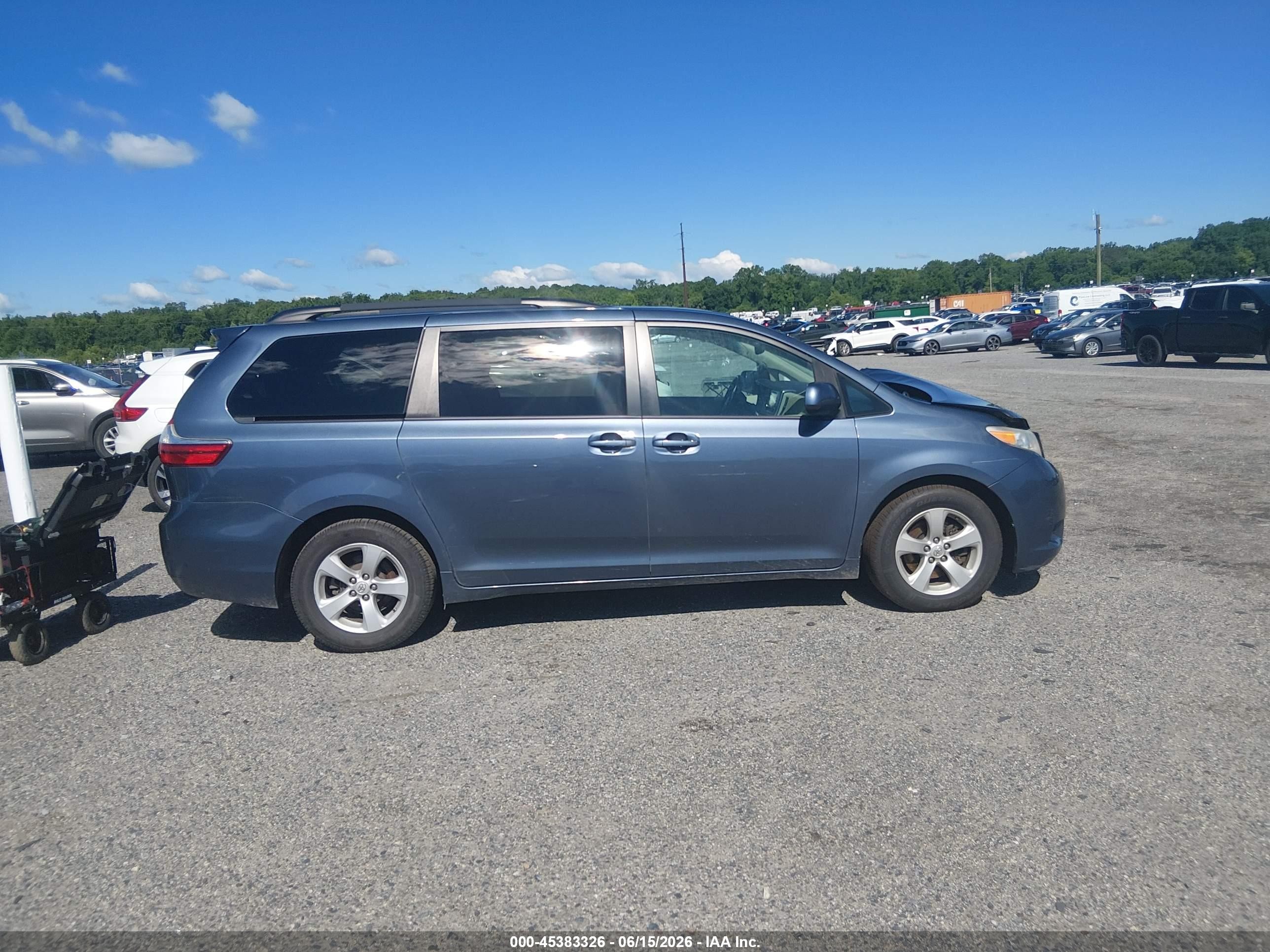 2015 Toyota Sienna Le 8 Passenger Blue vin: 5TDKK3DC0FS549454