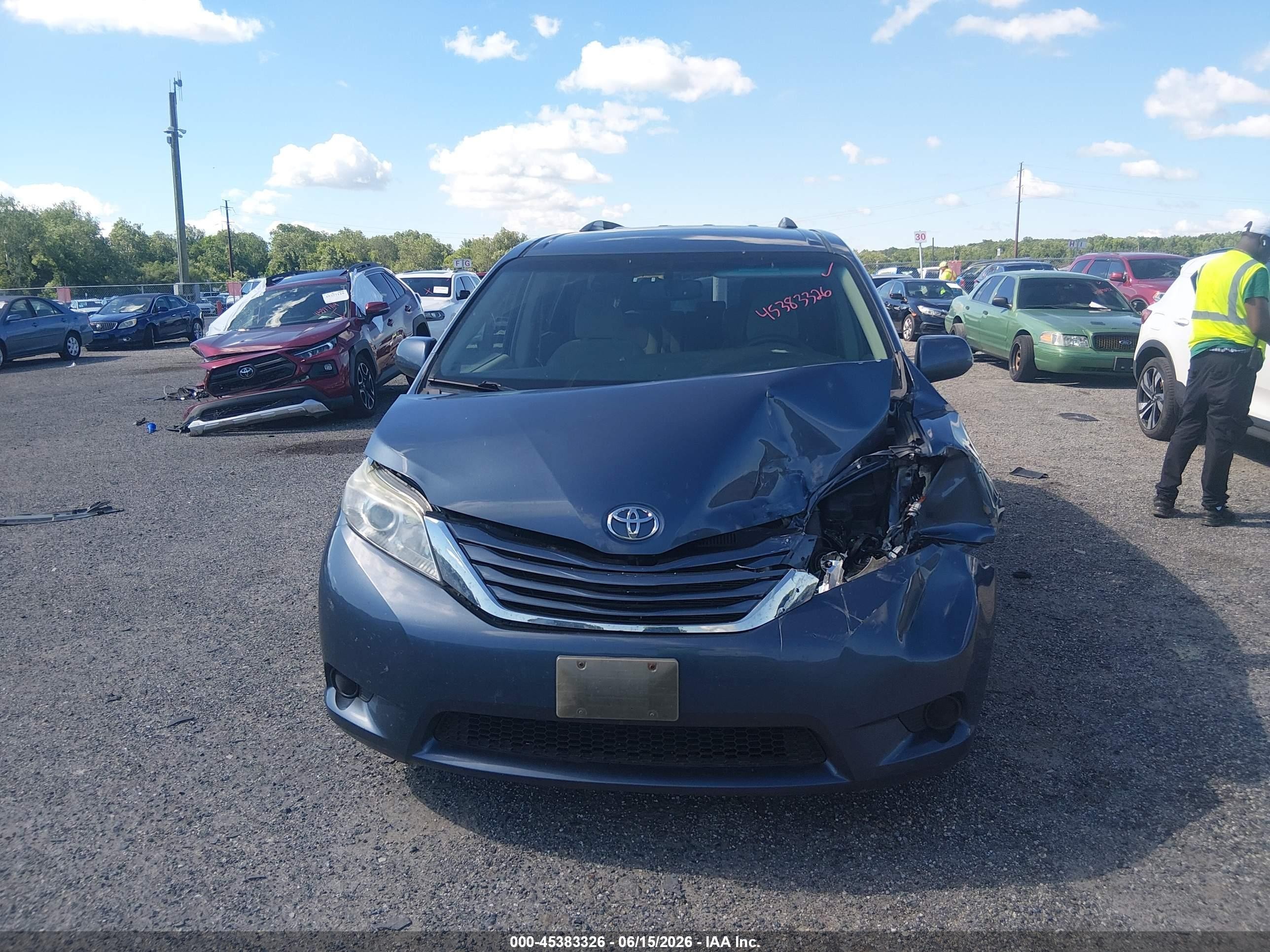 2015 Toyota Sienna Le 8 Passenger Blue vin: 5TDKK3DC0FS549454