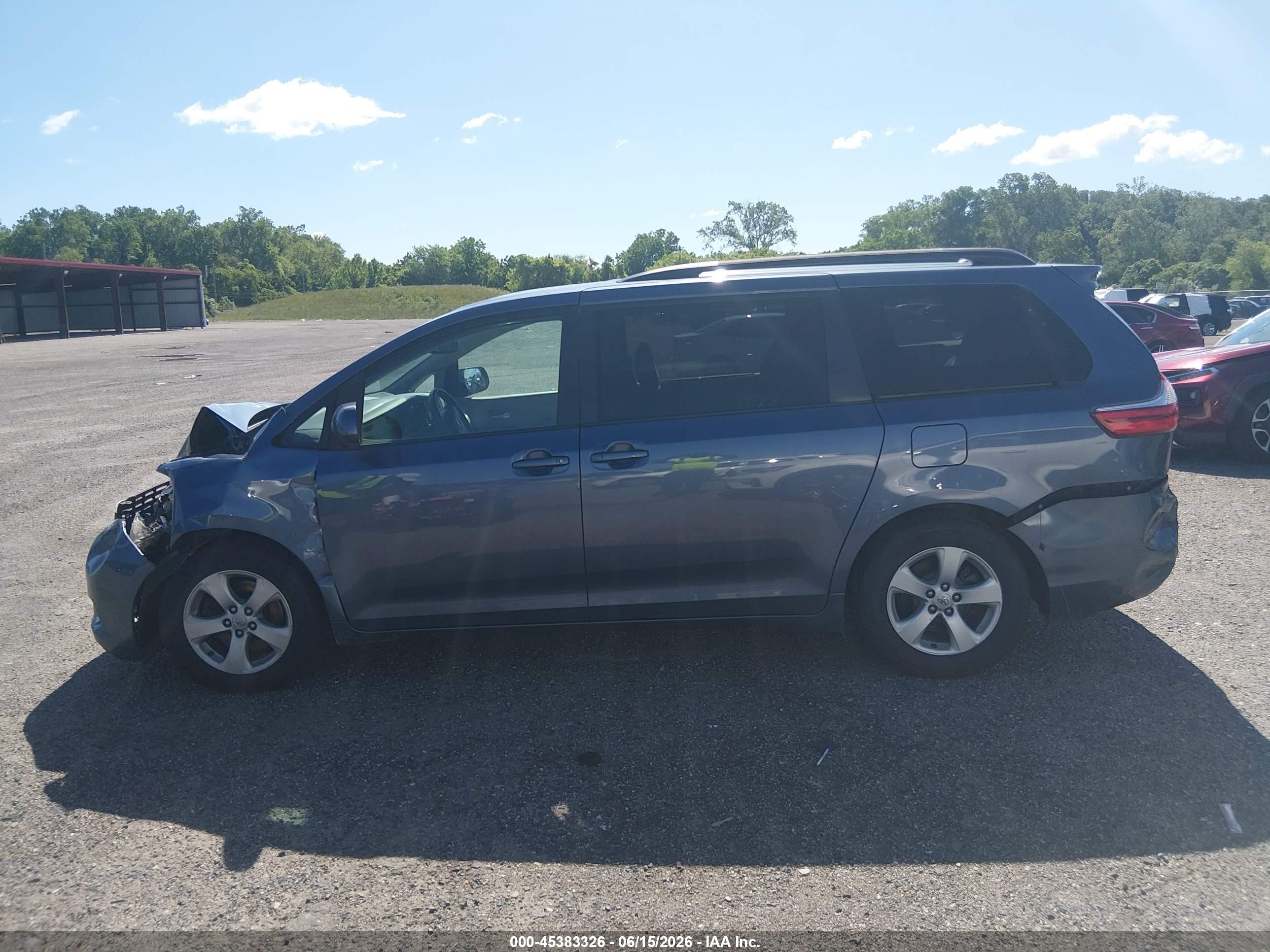 2015 Toyota Sienna Le 8 Passenger Blue vin: 5TDKK3DC0FS549454