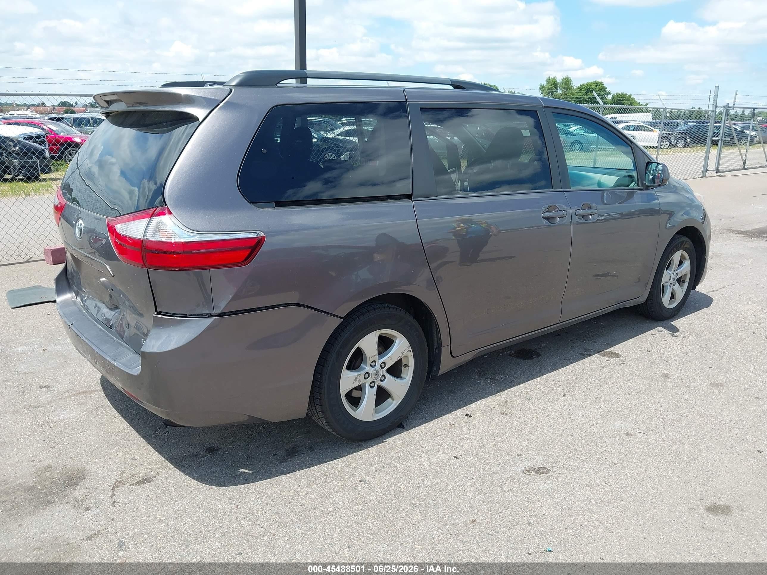 2015 Toyota Sienna Le 8 Passenger Серый vin: 5TDKK3DC0FS581403