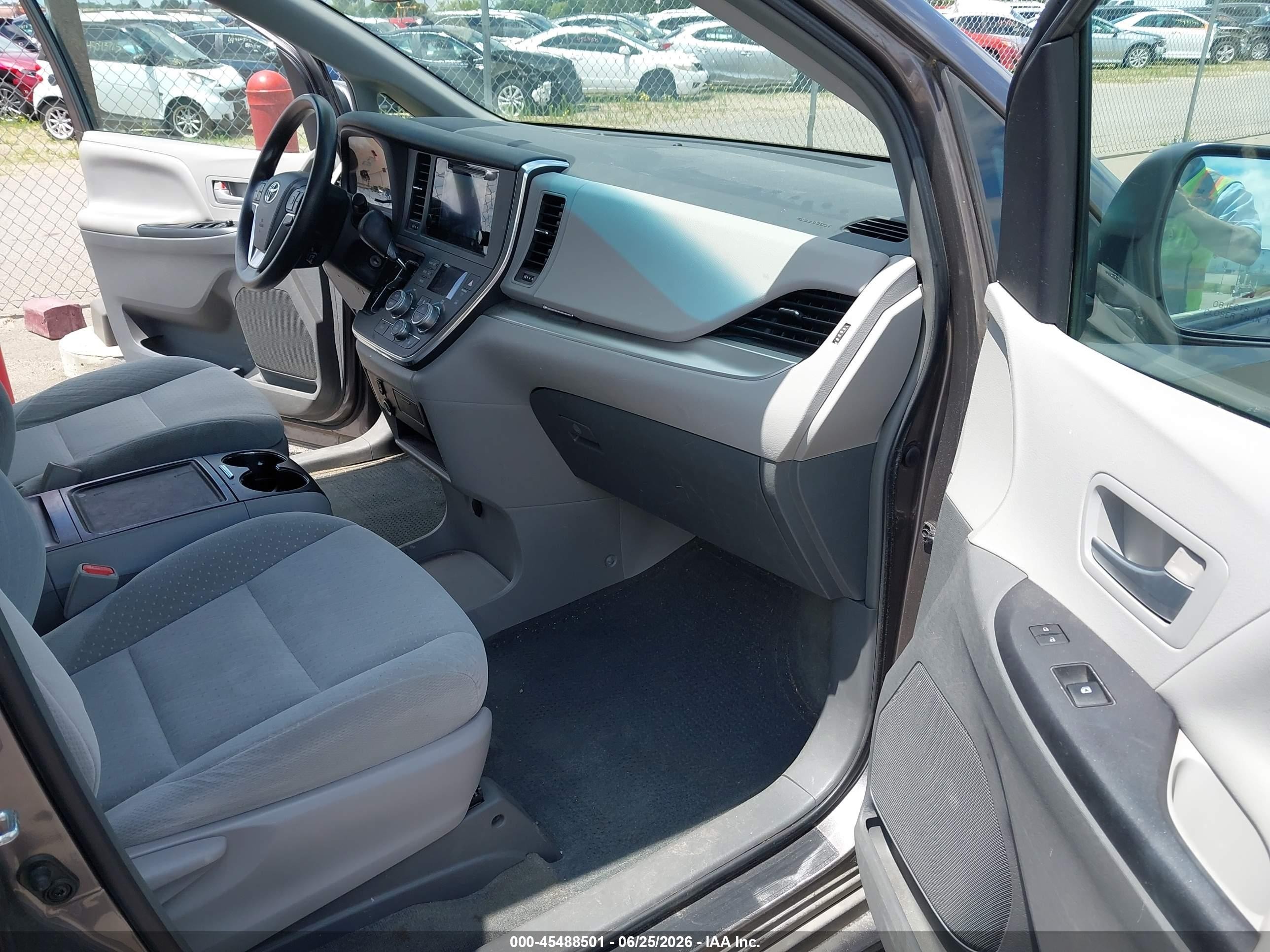 2015 Toyota Sienna Le 8 Passenger Серый vin: 5TDKK3DC0FS581403