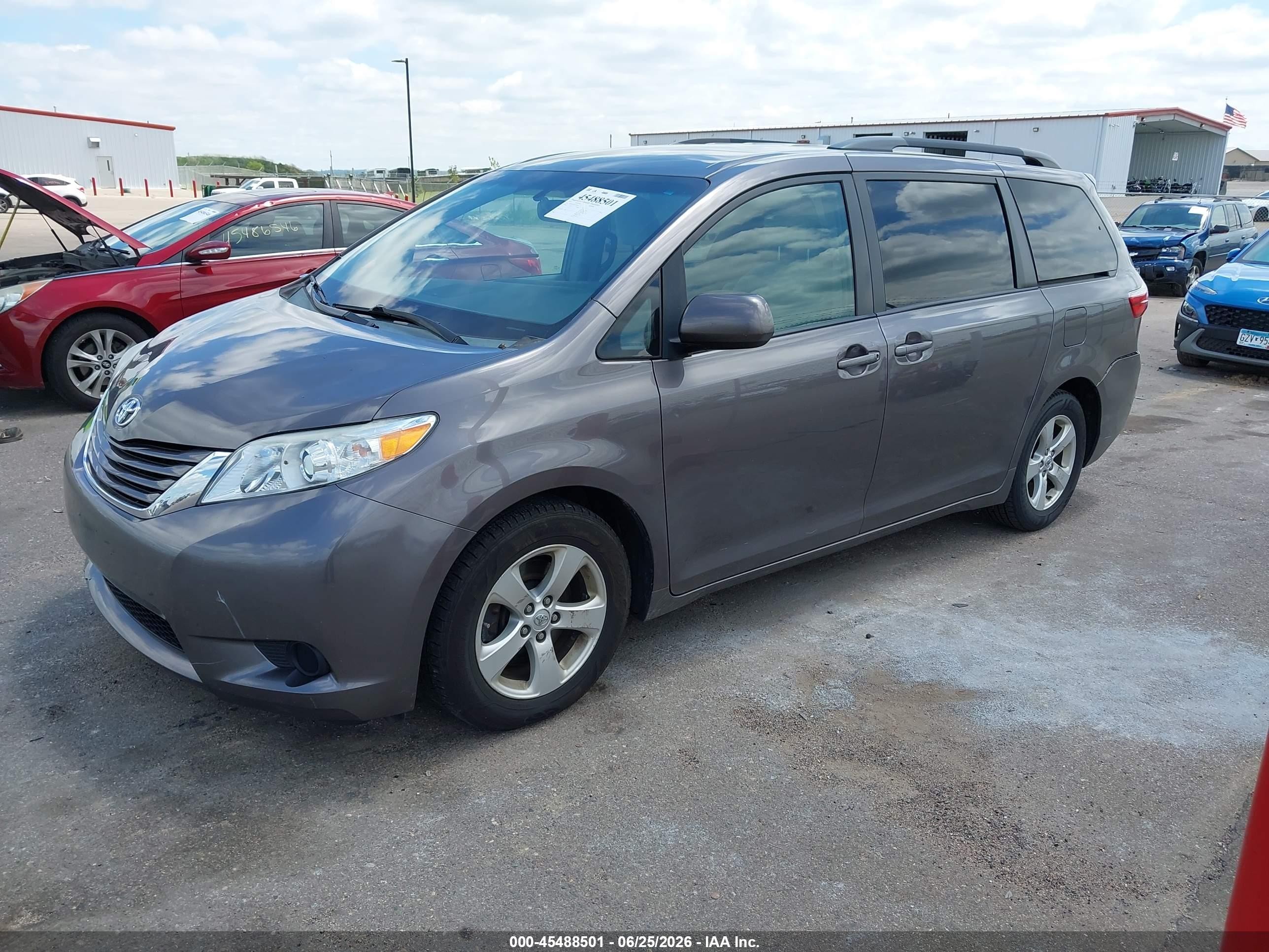2015 Toyota Sienna Le 8 Passenger Серый vin: 5TDKK3DC0FS581403