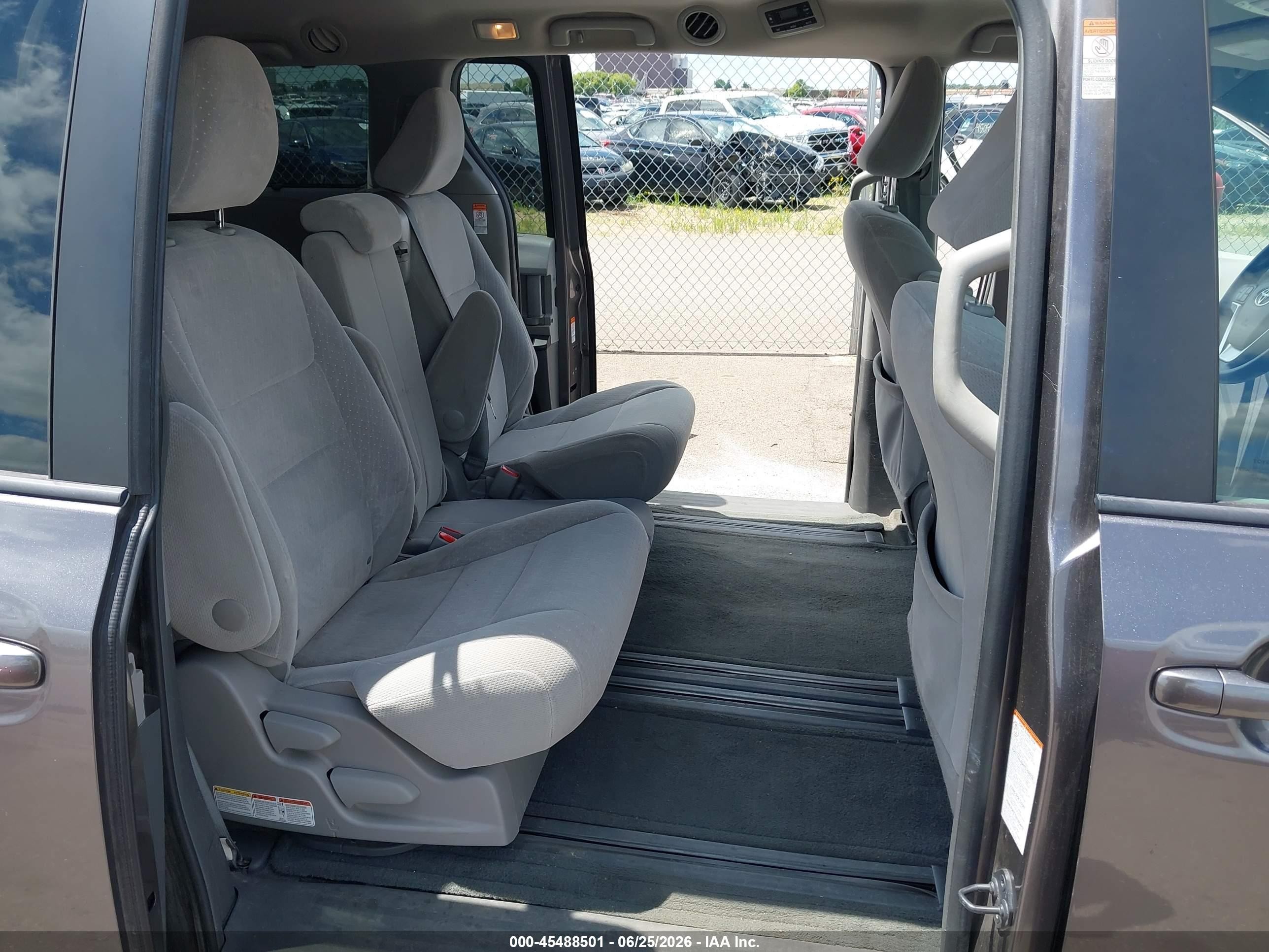 2015 Toyota Sienna Le 8 Passenger Серый vin: 5TDKK3DC0FS581403
