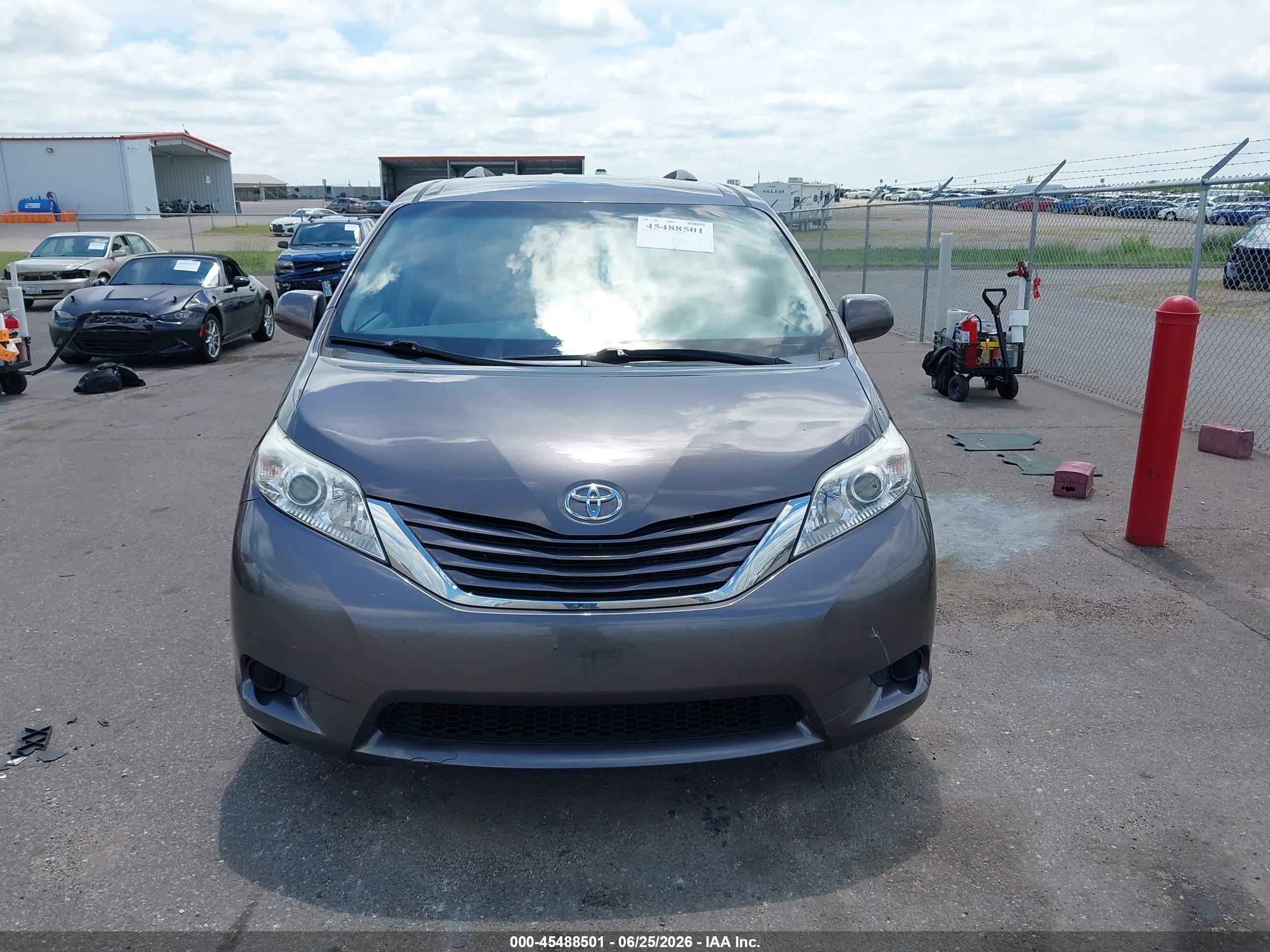 2015 Toyota Sienna Le 8 Passenger Серый vin: 5TDKK3DC0FS581403