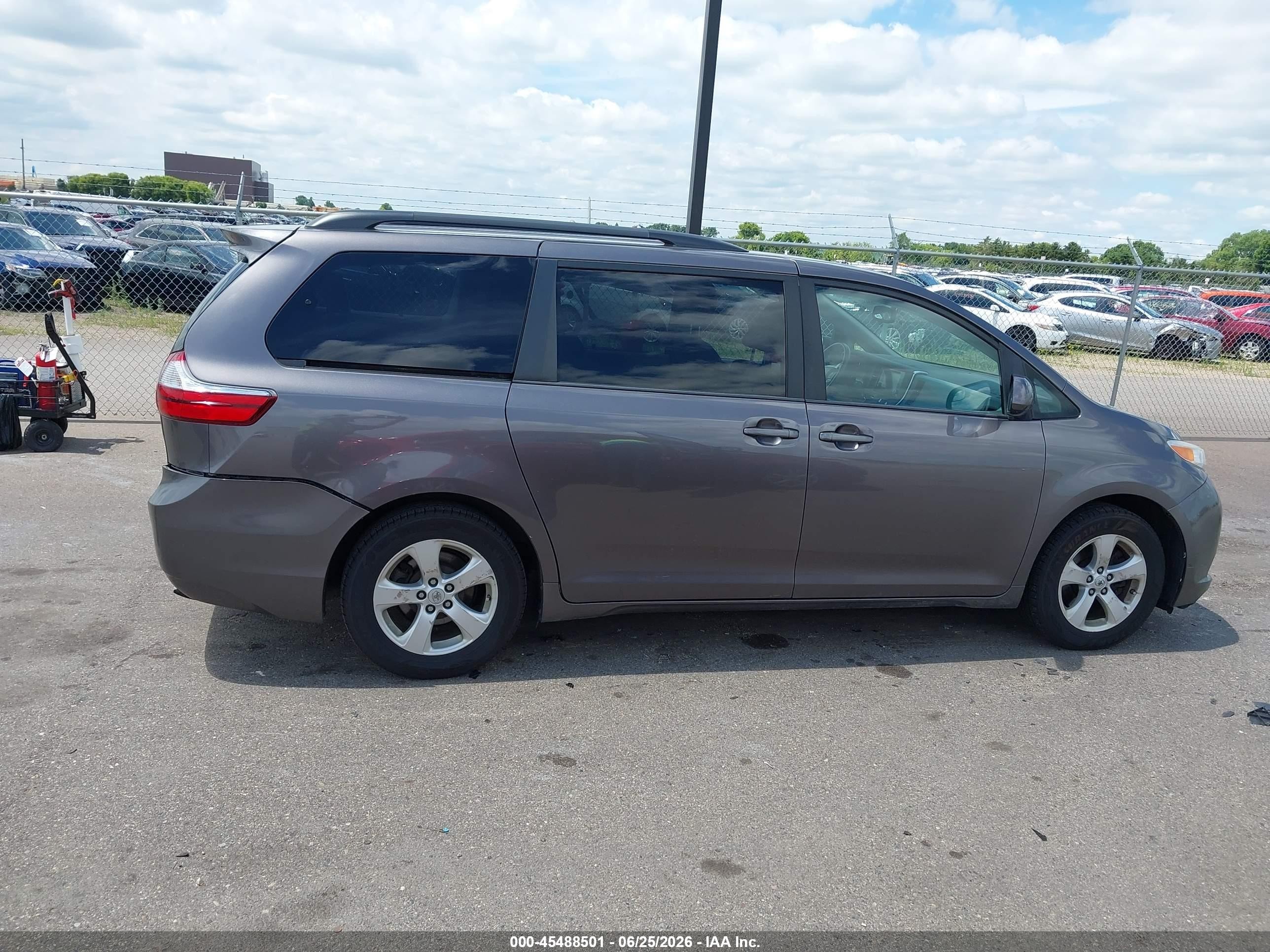 2015 Toyota Sienna Le 8 Passenger Серый vin: 5TDKK3DC0FS581403