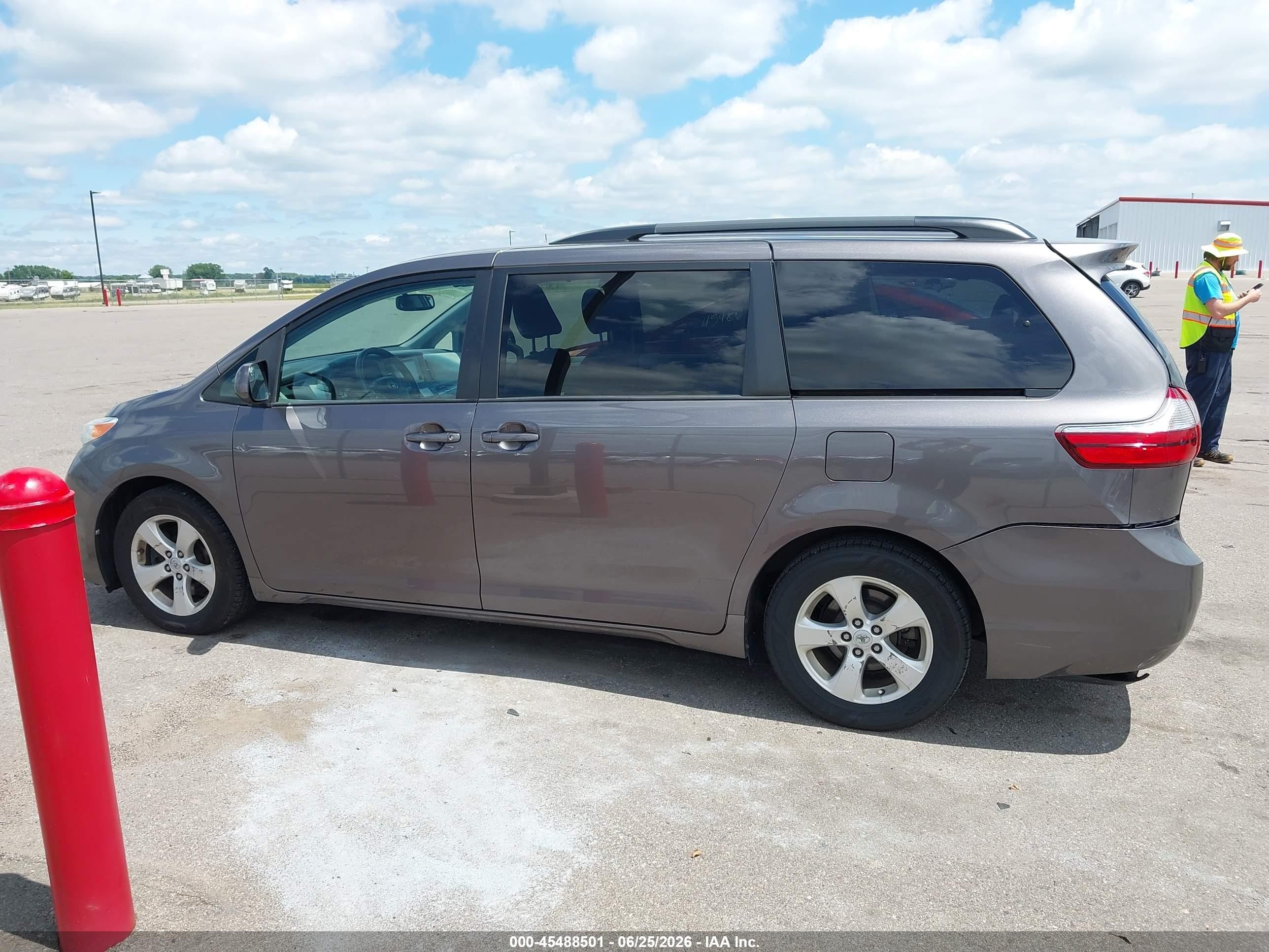 2015 Toyota Sienna Le 8 Passenger Серый vin: 5TDKK3DC0FS581403