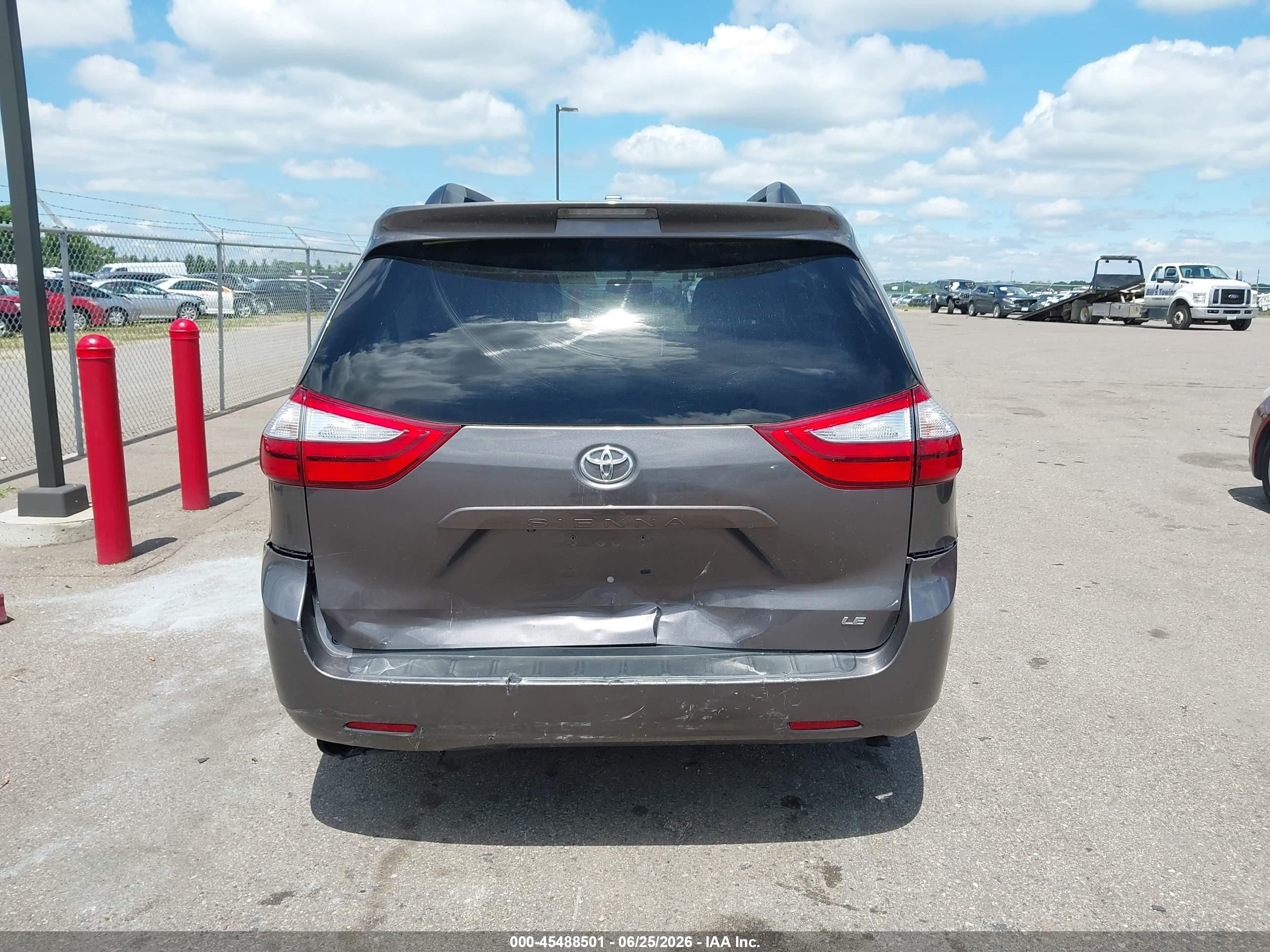2015 Toyota Sienna Le 8 Passenger Серый vin: 5TDKK3DC0FS581403