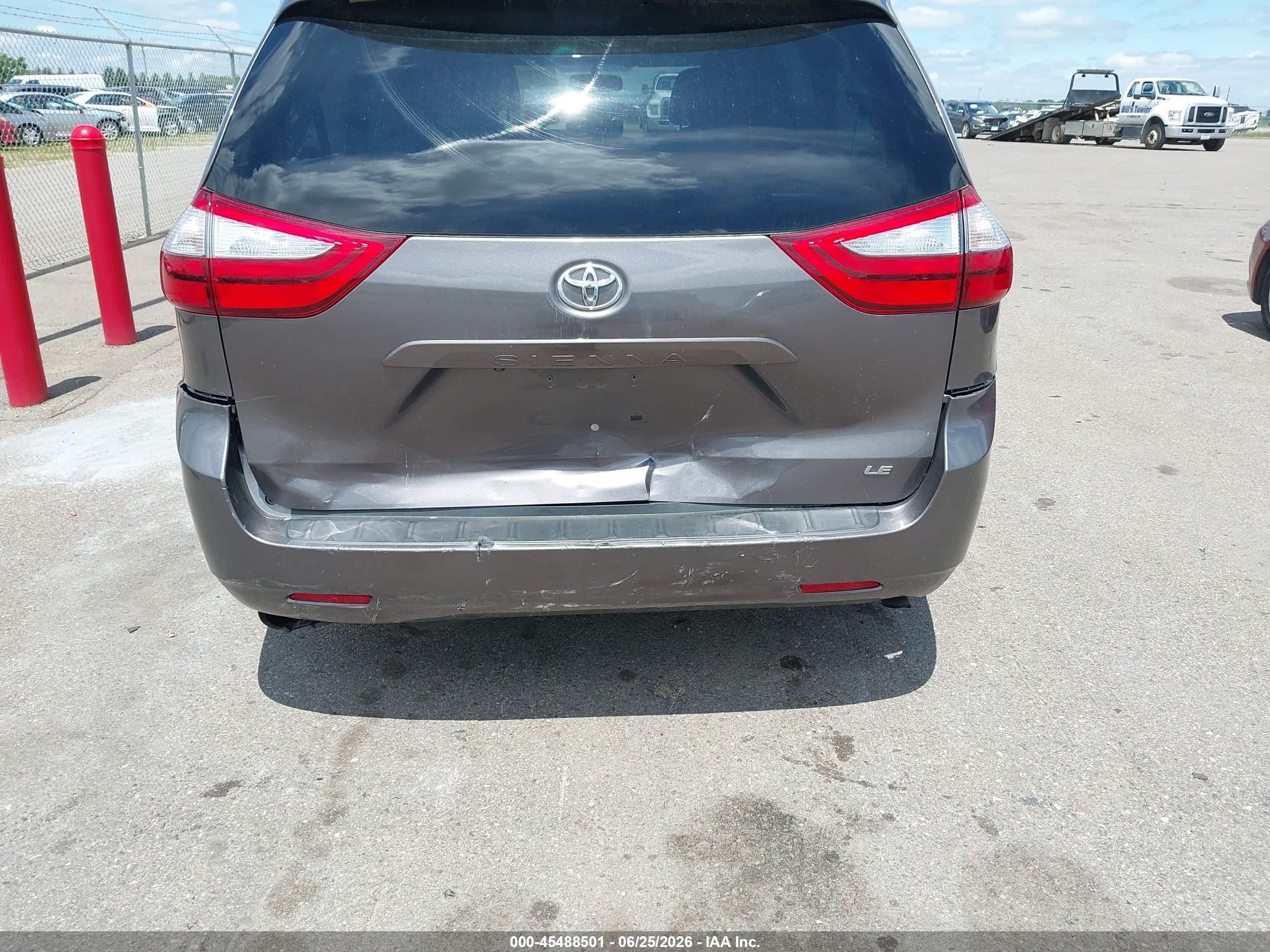 2015 Toyota Sienna Le 8 Passenger Серый vin: 5TDKK3DC0FS581403