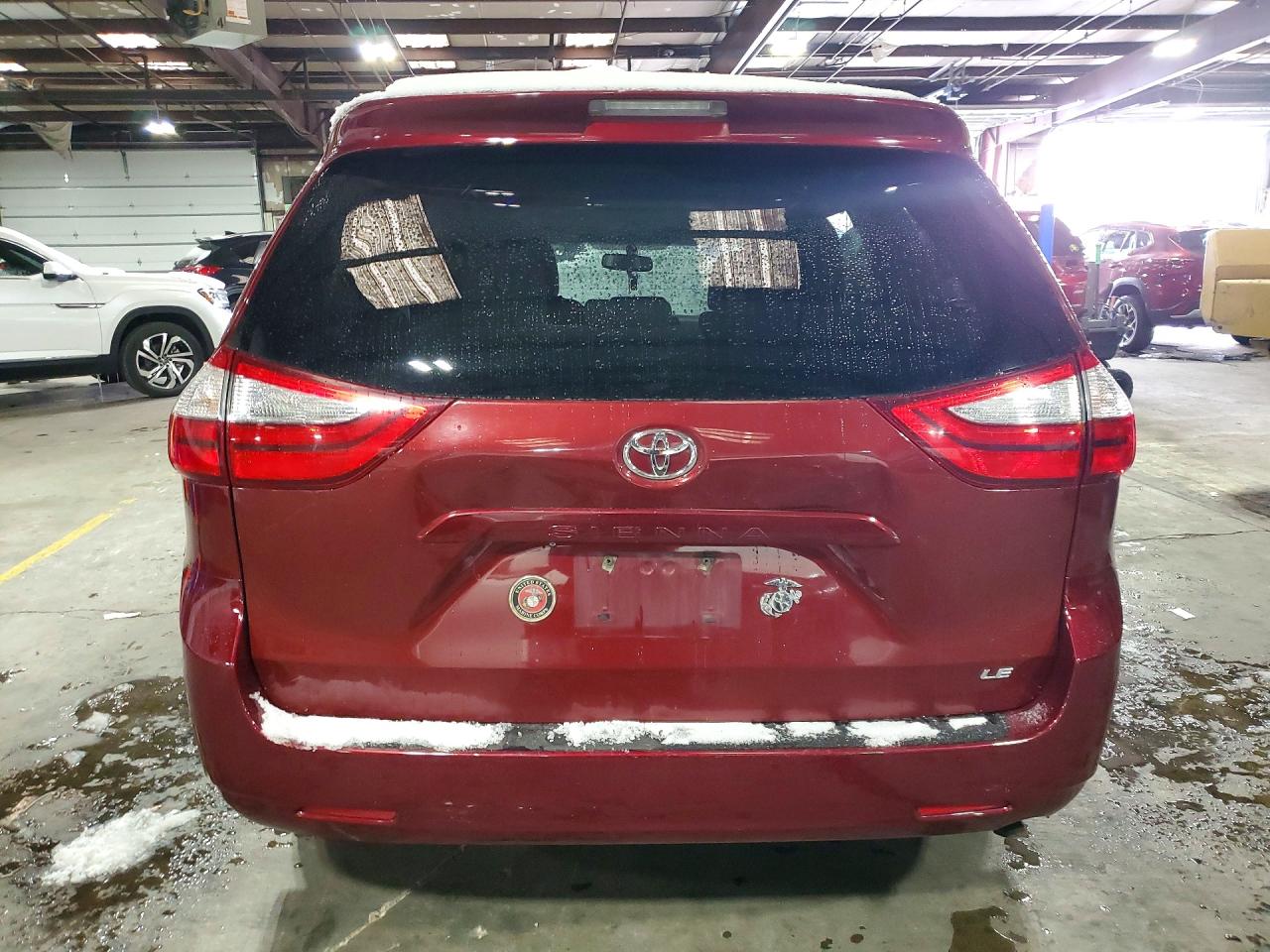 2015 Toyota Sienna Le 8-passenger Maroon vin: 5TDKK3DC0FS608079