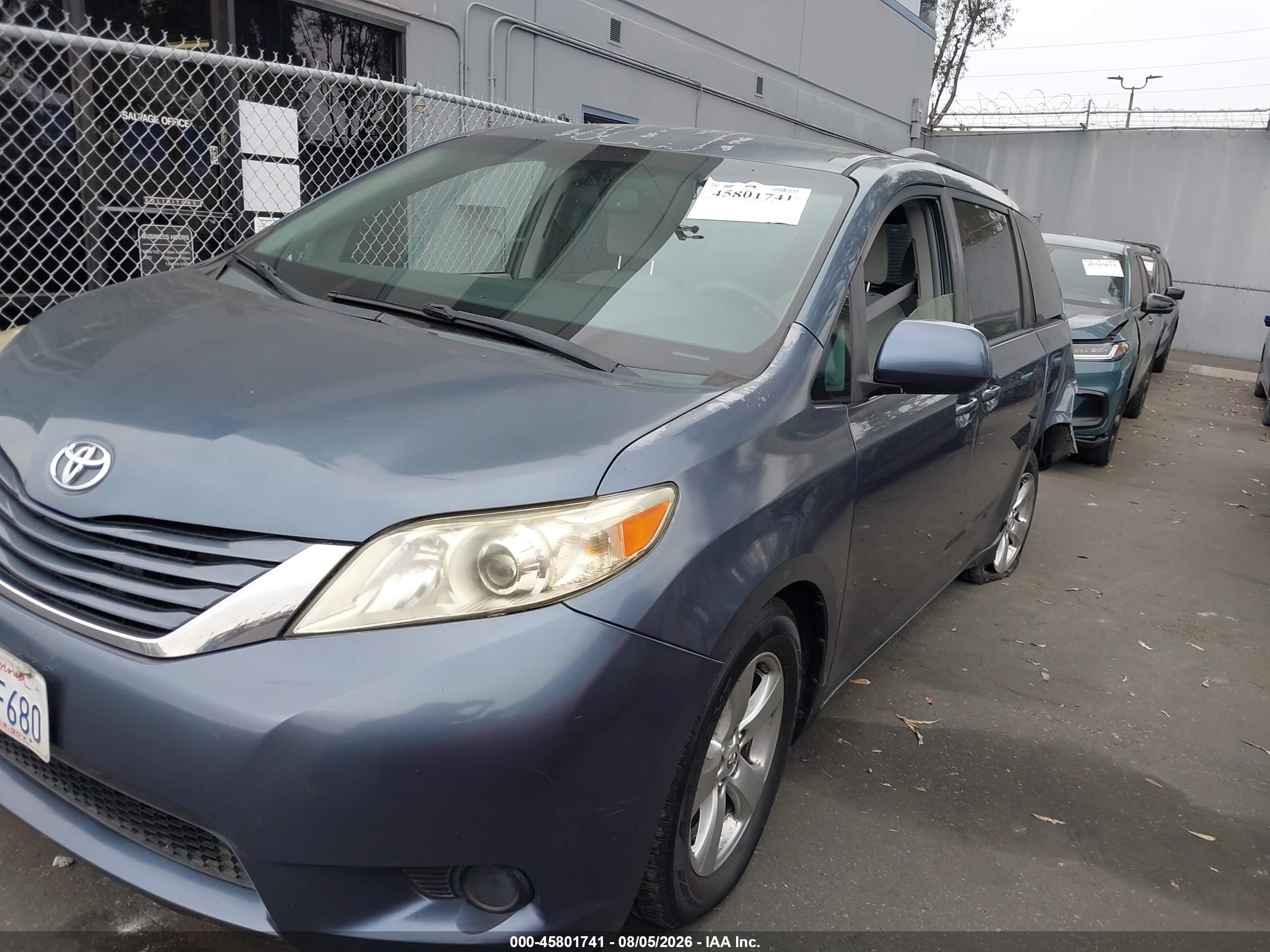 2015 Toyota Sienna Le 8 Passenger Blue vin: 5TDKK3DC0FS610513