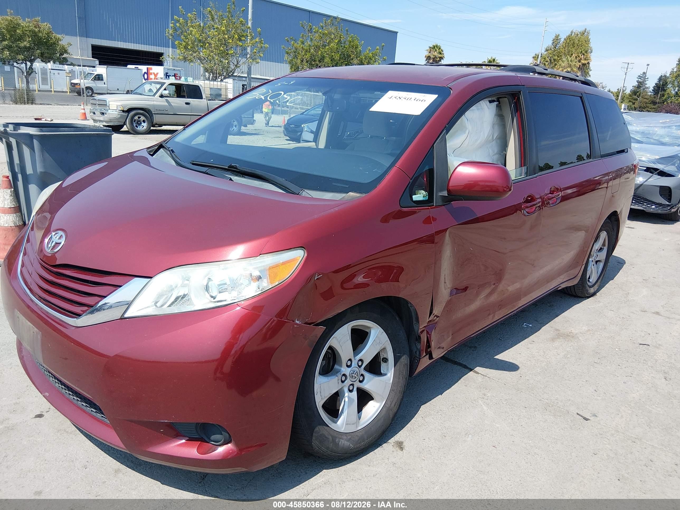 2015 Toyota Sienna Le 8 Passenger Red vin: 5TDKK3DC0FS671702