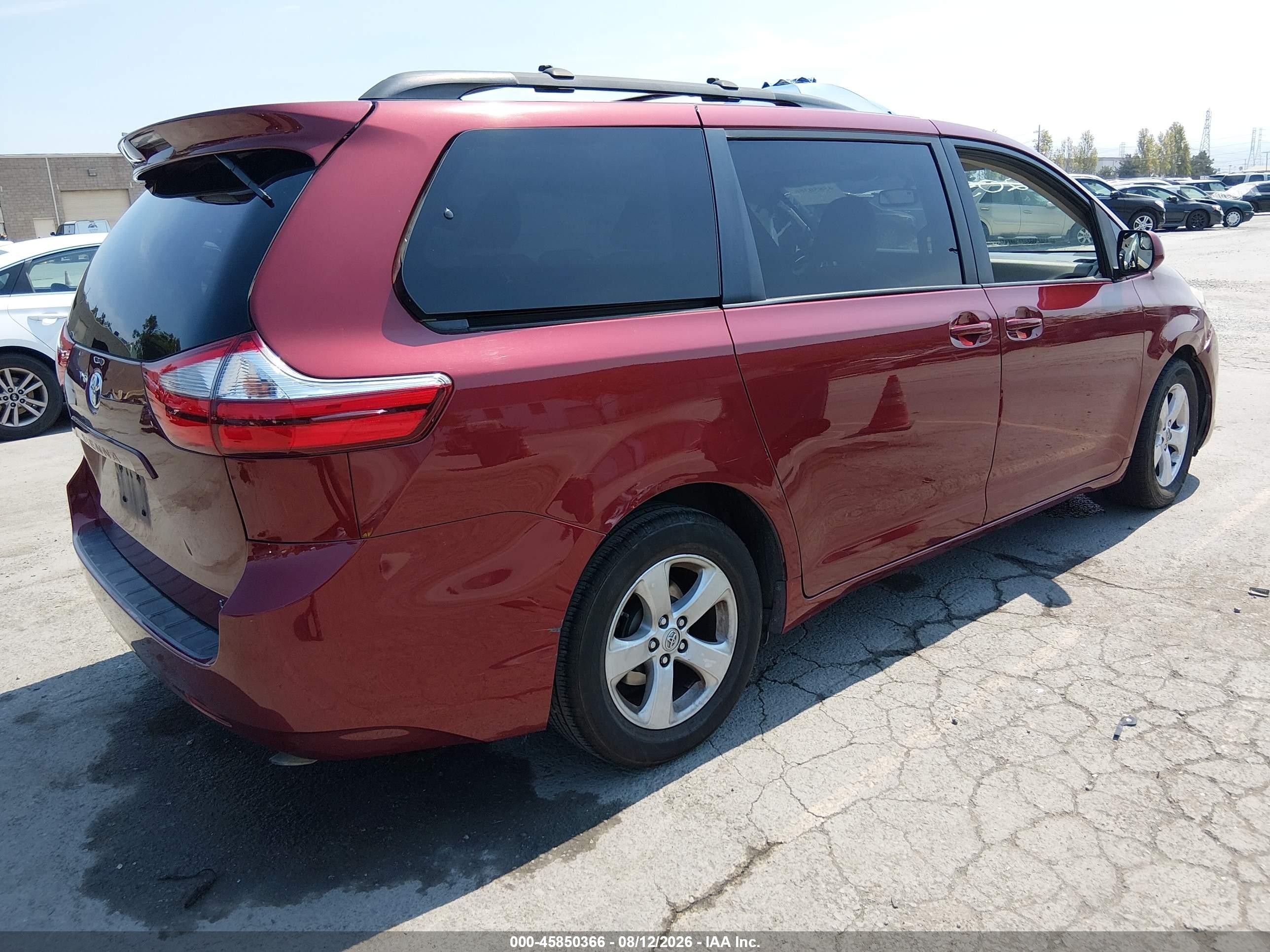 2015 Toyota Sienna Le 8 Passenger Red vin: 5TDKK3DC0FS671702