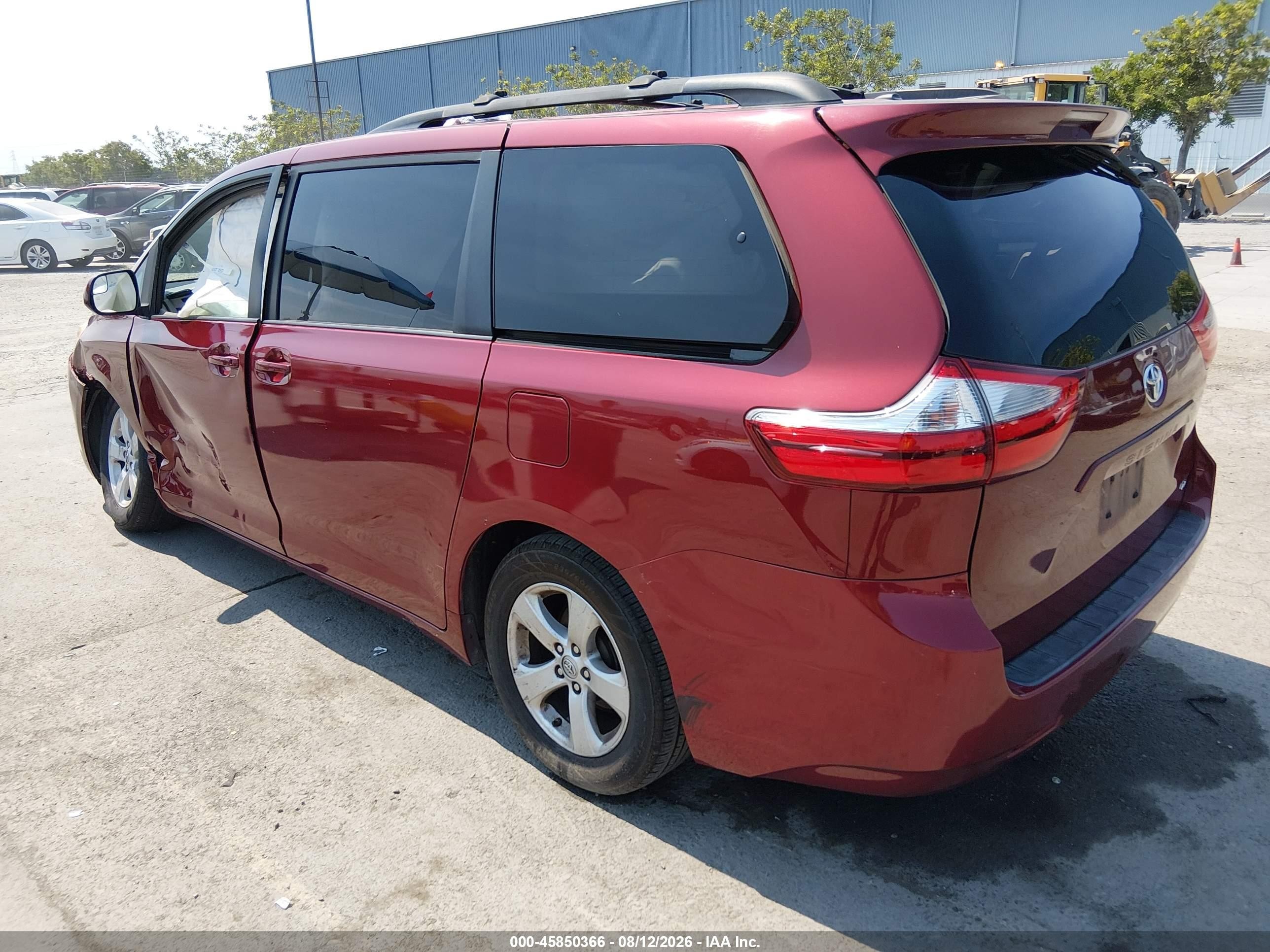 2015 Toyota Sienna Le 8 Passenger Red vin: 5TDKK3DC0FS671702