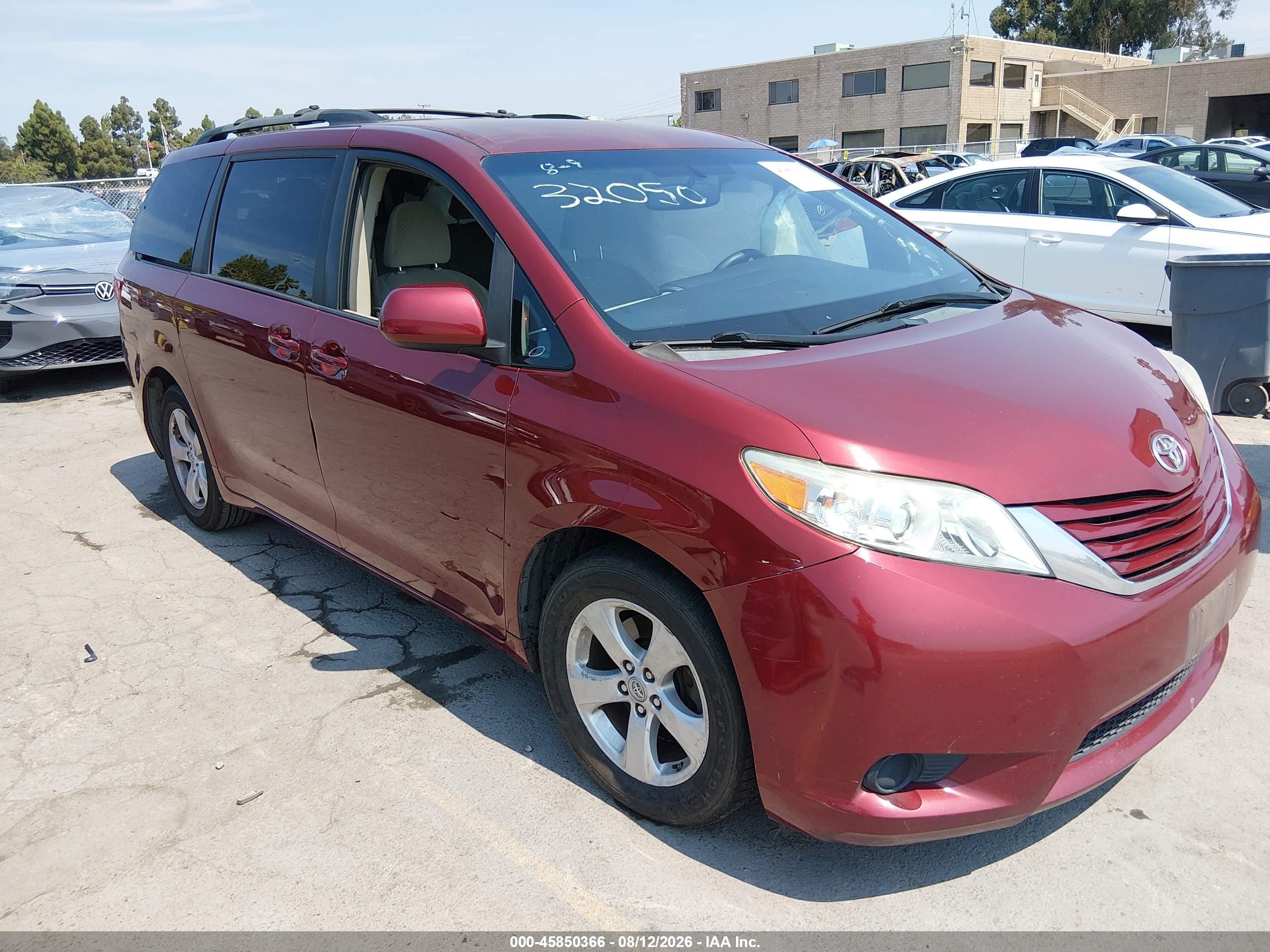 2015 Toyota Sienna Le 8 Passenger Red vin: 5TDKK3DC0FS671702