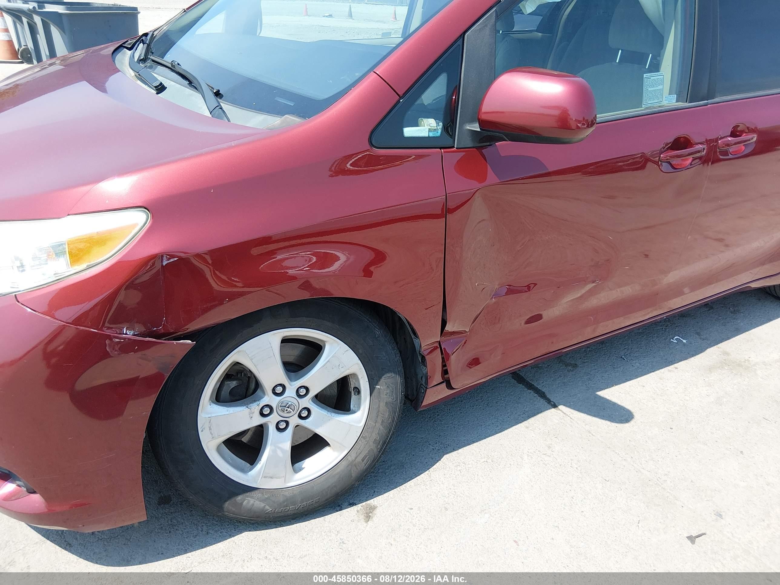 2015 Toyota Sienna Le 8 Passenger Red vin: 5TDKK3DC0FS671702