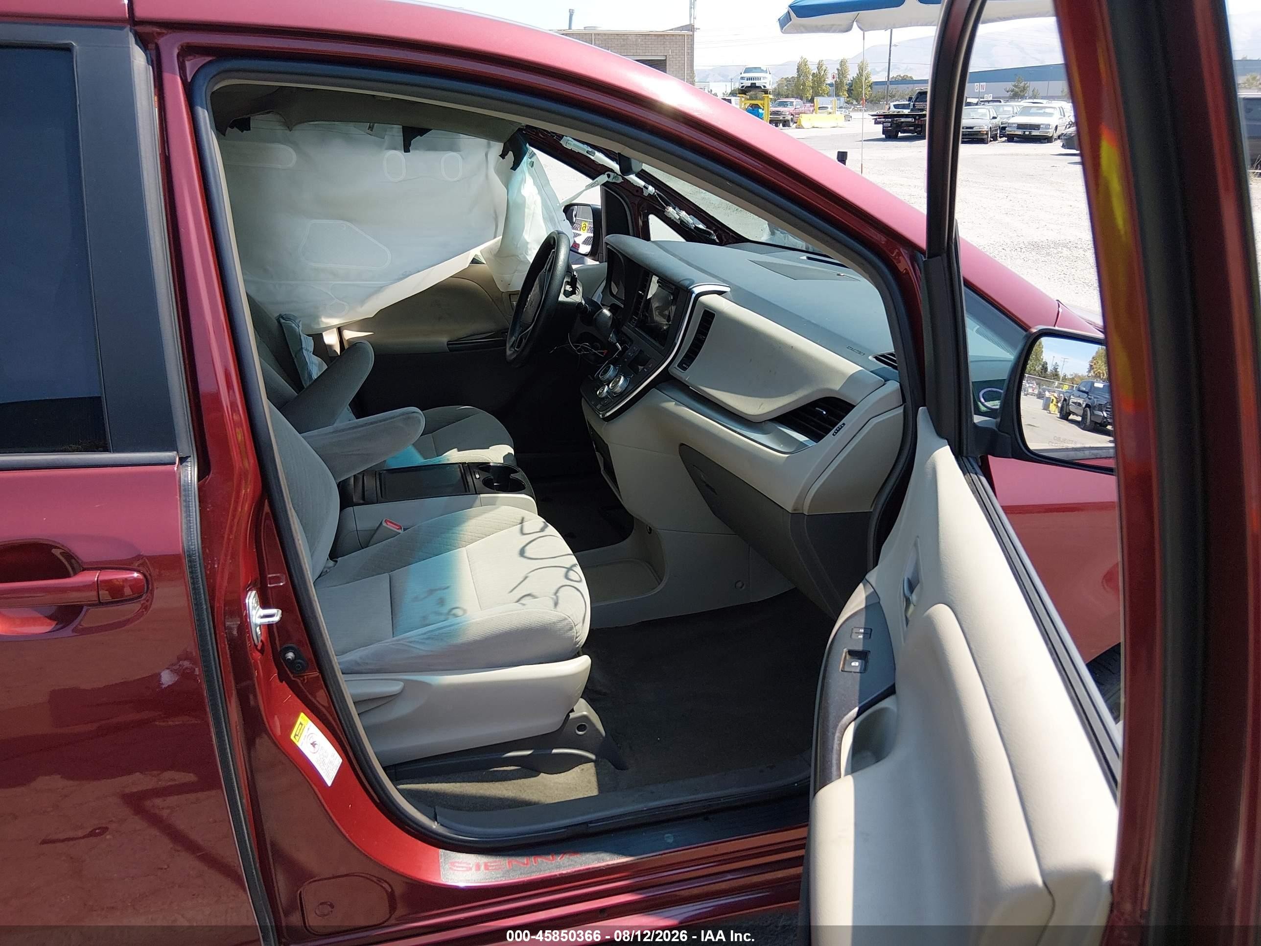 2015 Toyota Sienna Le 8 Passenger Red vin: 5TDKK3DC0FS671702