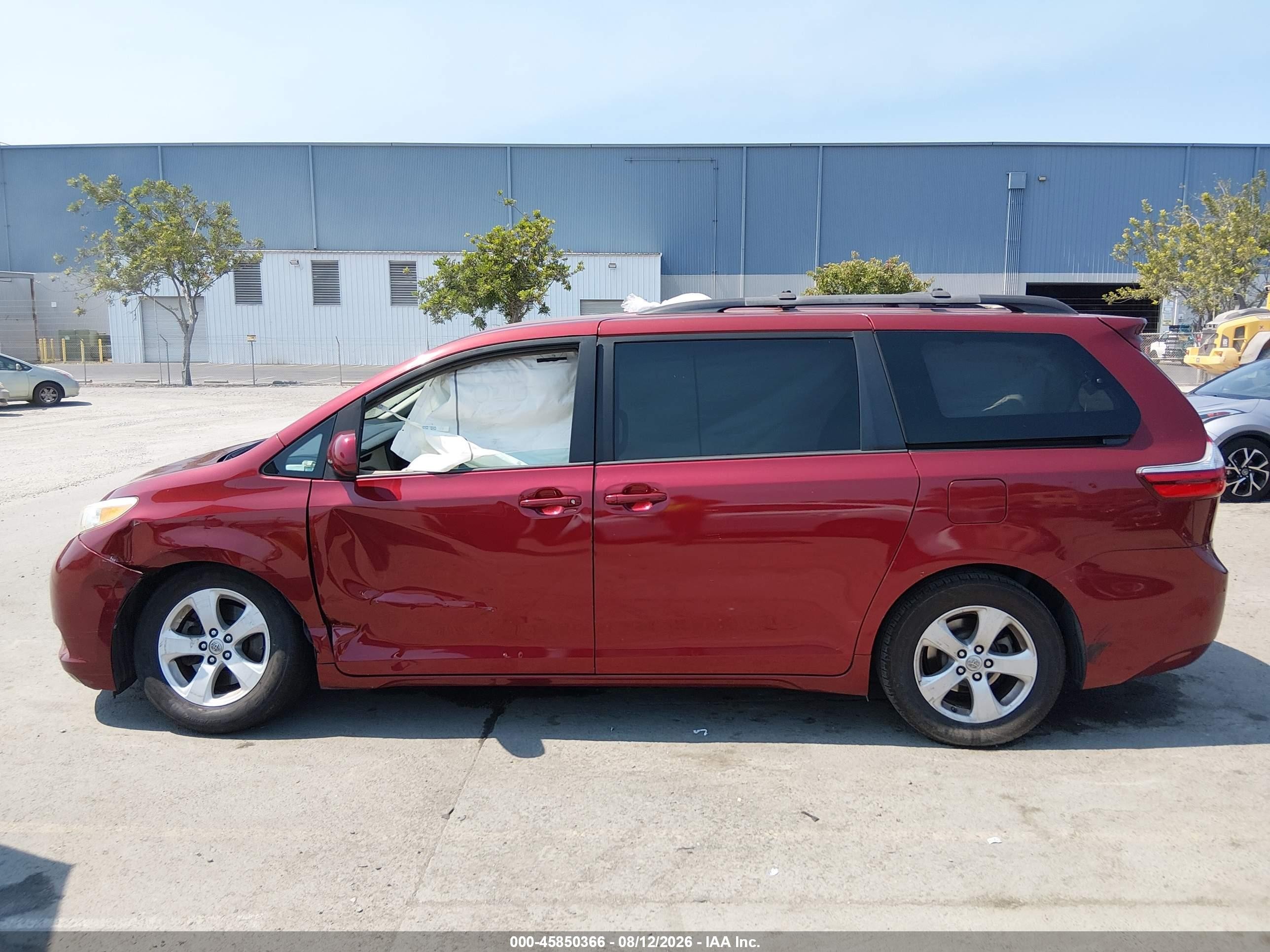 2015 Toyota Sienna Le 8 Passenger Red vin: 5TDKK3DC0FS671702