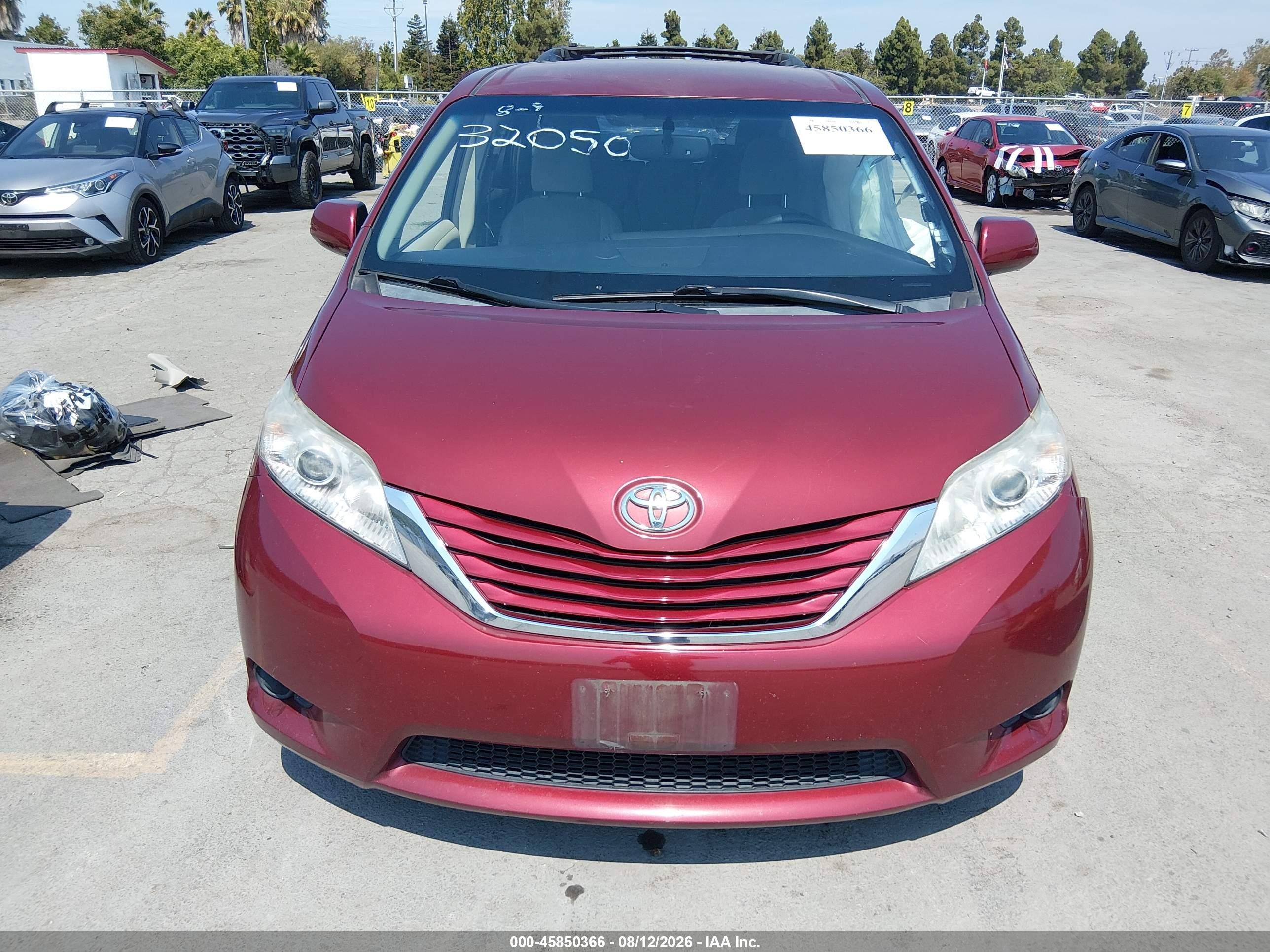 2015 Toyota Sienna Le 8 Passenger Red vin: 5TDKK3DC0FS671702