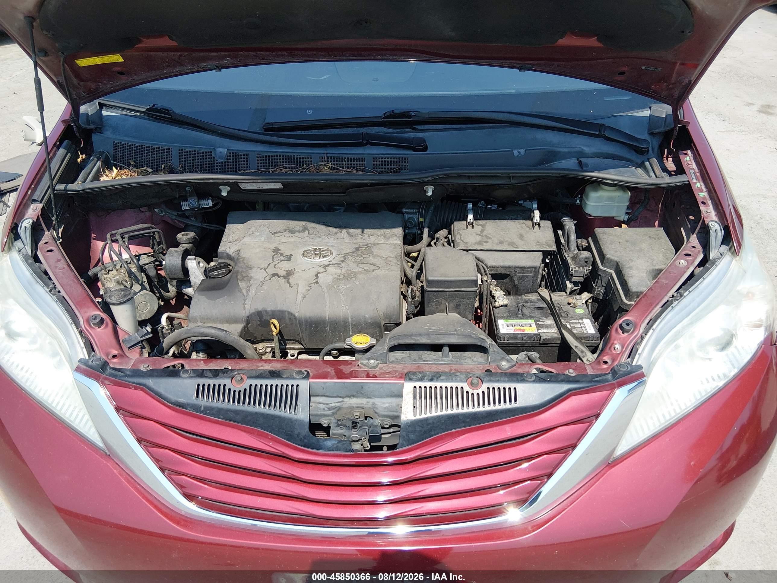 2015 Toyota Sienna Le 8 Passenger Red vin: 5TDKK3DC0FS671702