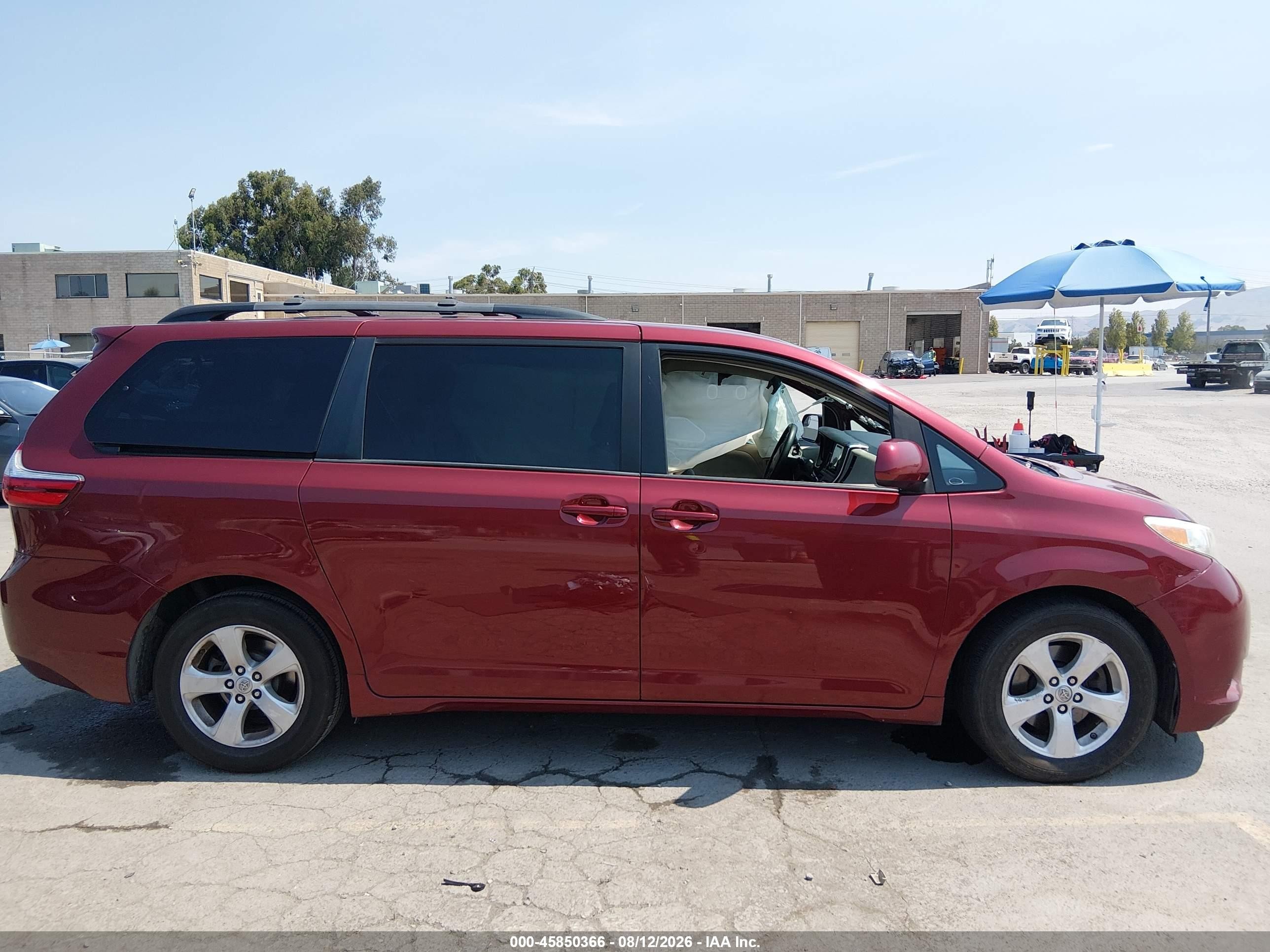 2015 Toyota Sienna Le 8 Passenger Red vin: 5TDKK3DC0FS671702