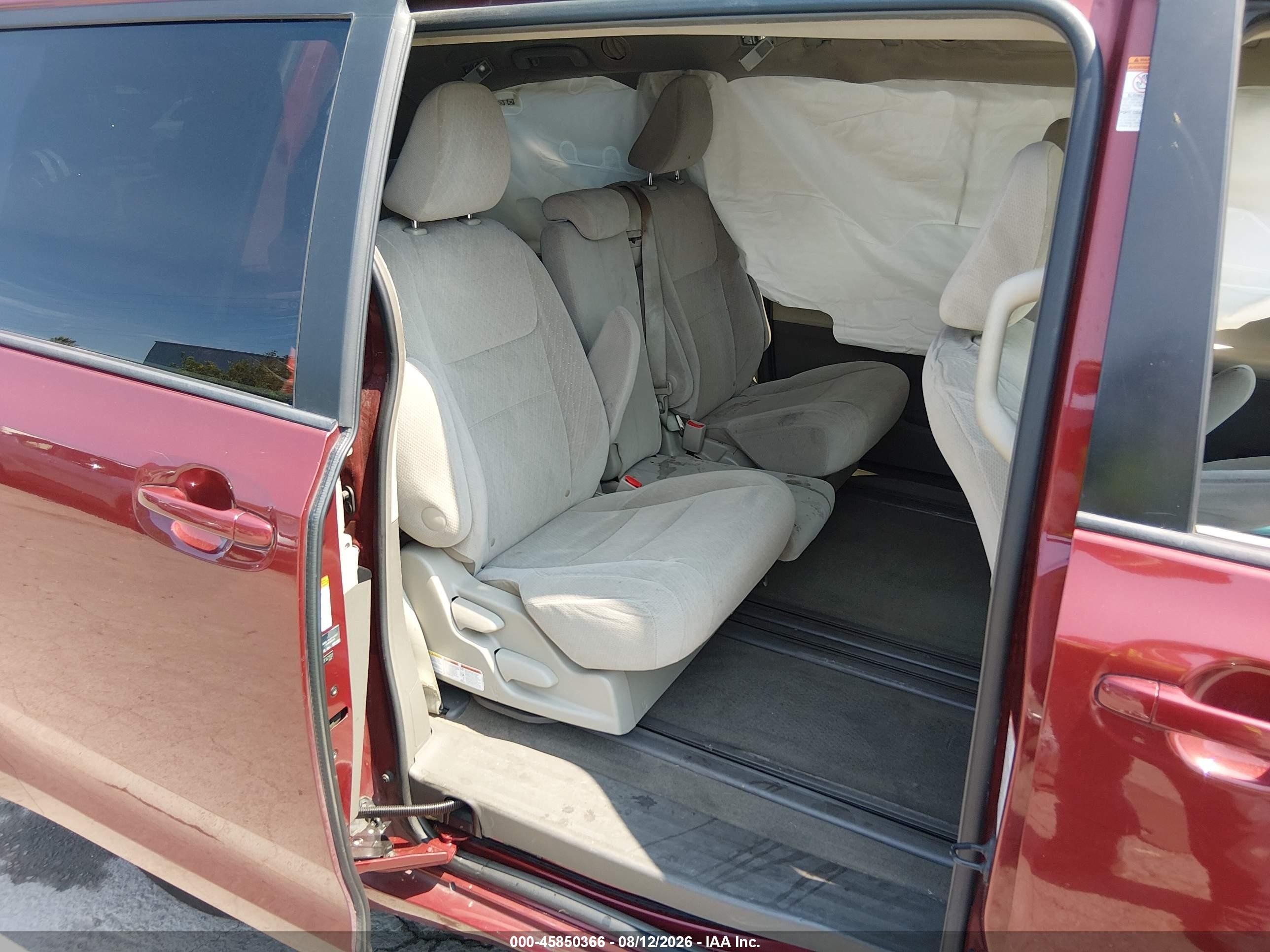 2015 Toyota Sienna Le 8 Passenger Red vin: 5TDKK3DC0FS671702