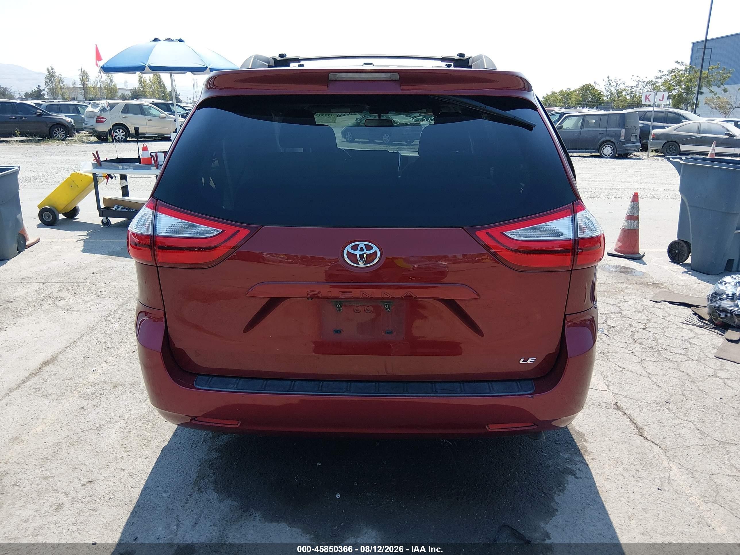 2015 Toyota Sienna Le 8 Passenger Red vin: 5TDKK3DC0FS671702