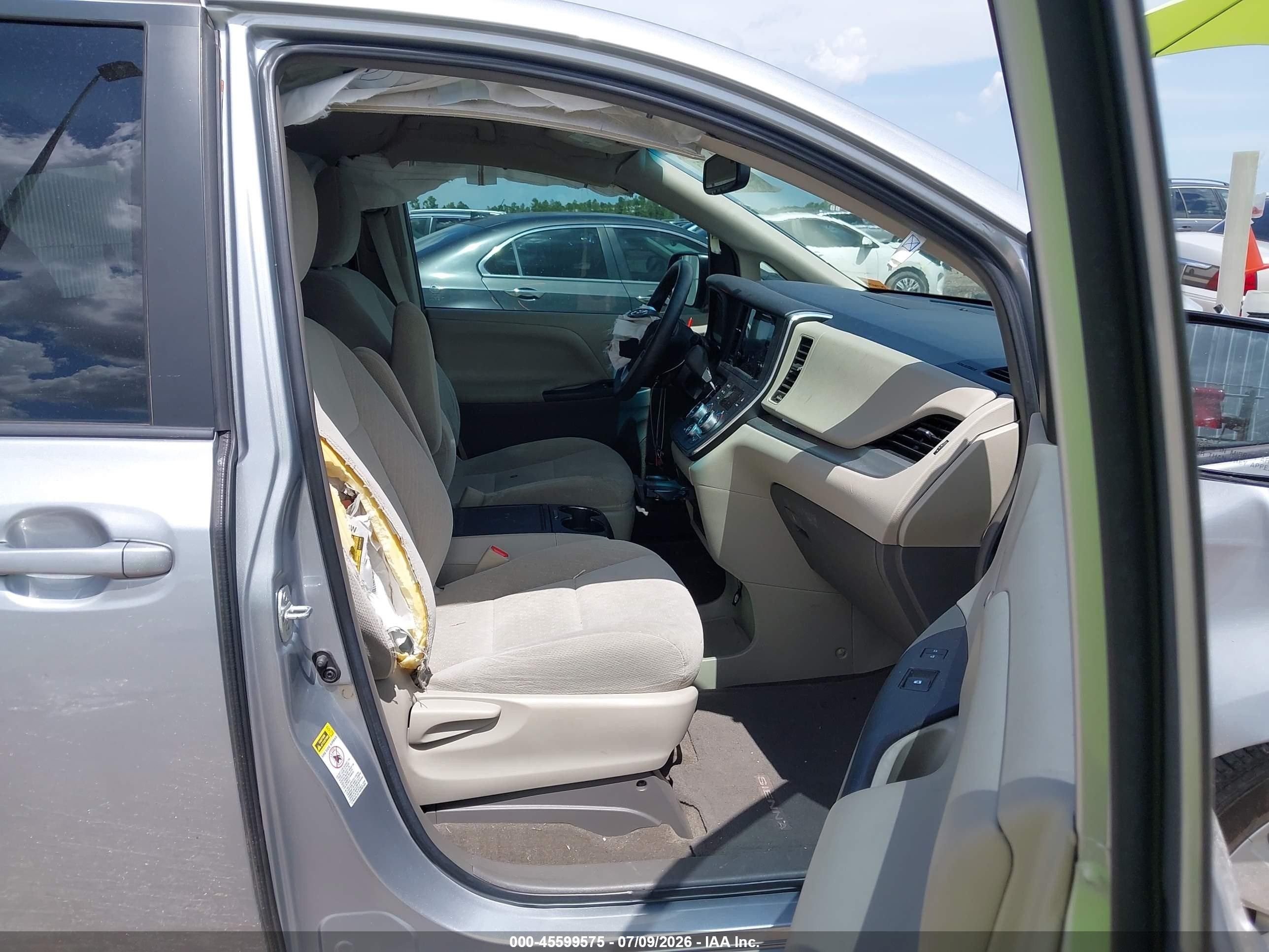 2015 Toyota Sienna Le 8 Passenger Silver vin: 5TDKK3DC0FS680755