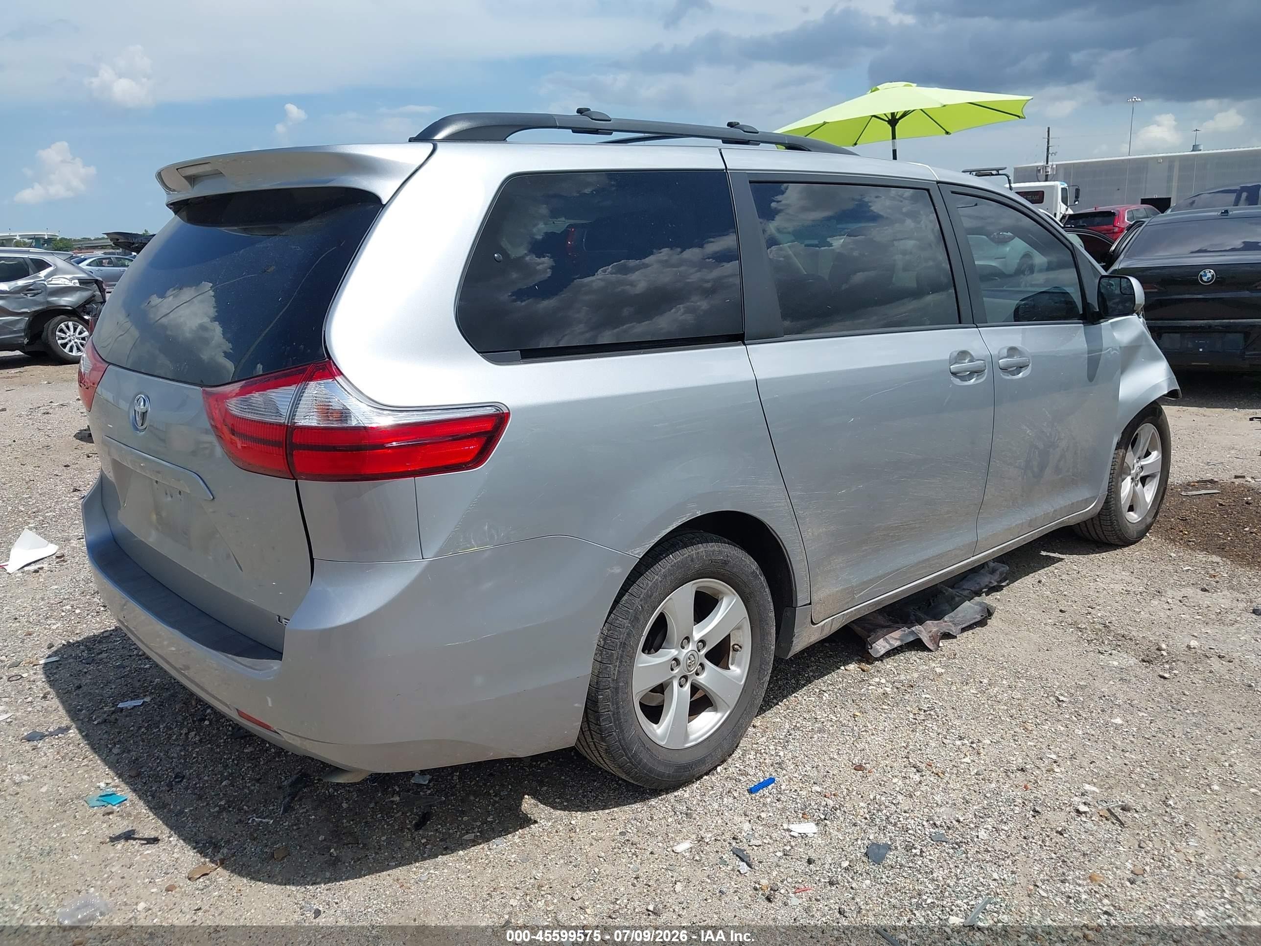 2015 Toyota Sienna Le 8 Passenger Silver vin: 5TDKK3DC0FS680755