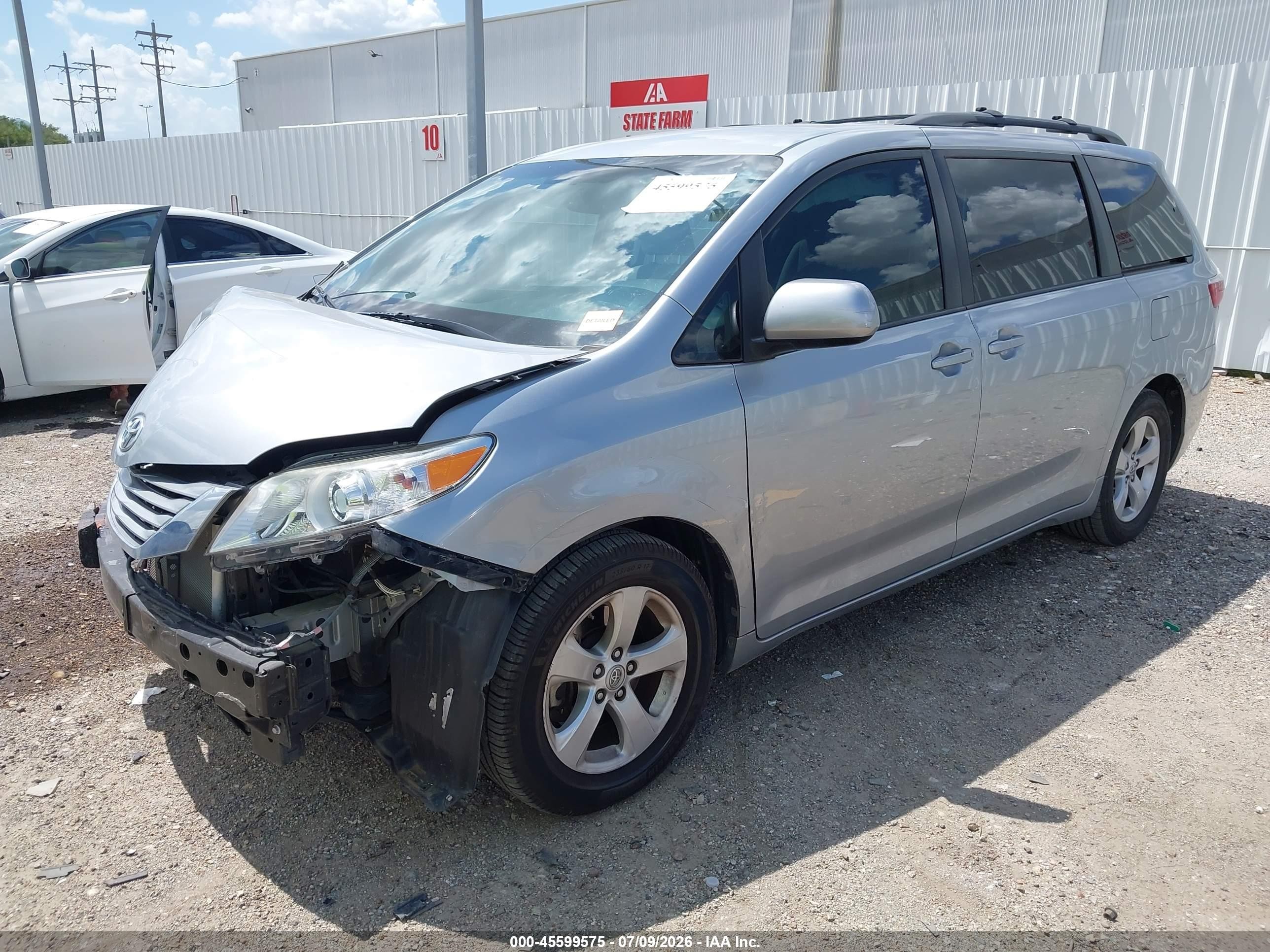 2015 Toyota Sienna Le 8 Passenger Silver vin: 5TDKK3DC0FS680755
