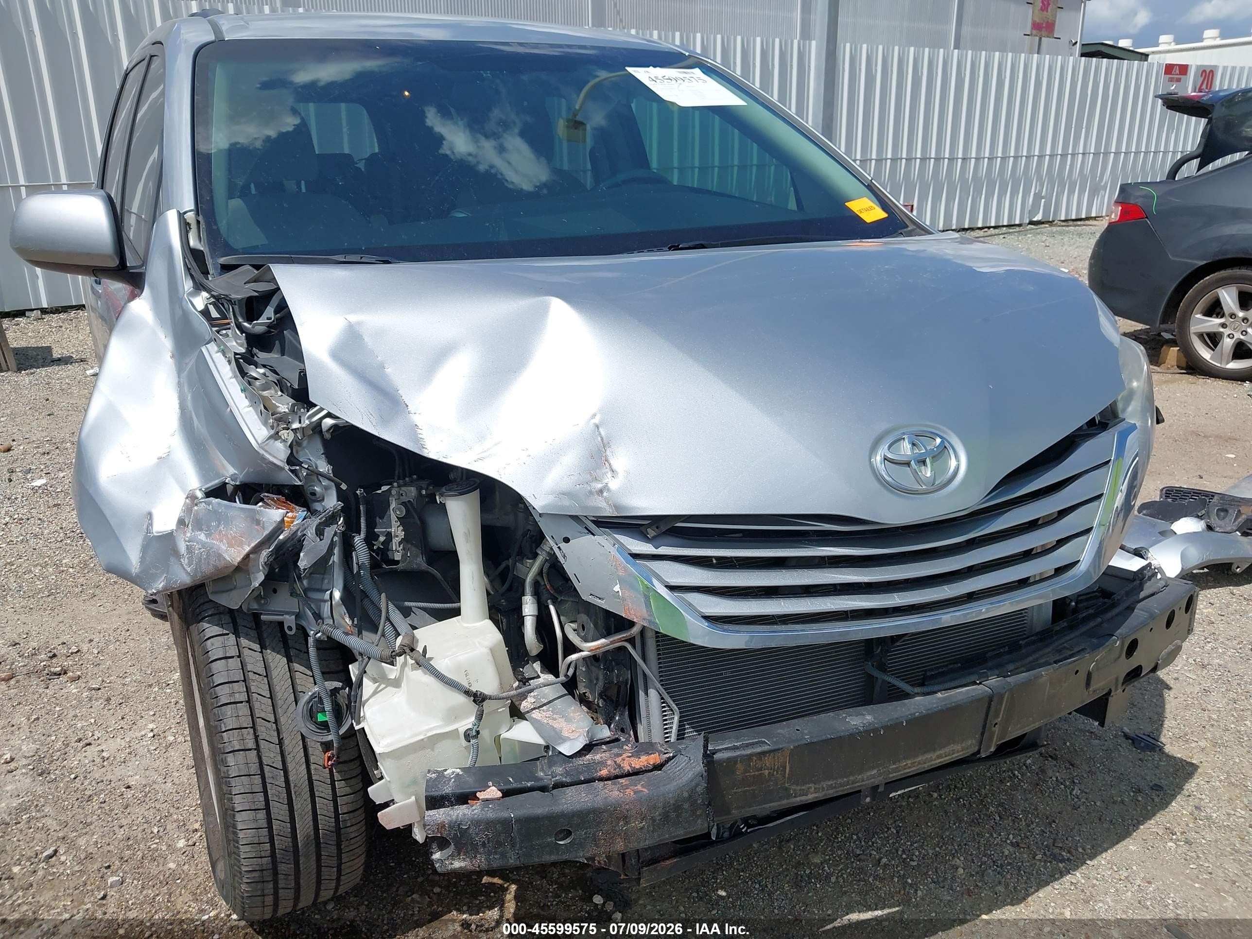 2015 Toyota Sienna Le 8 Passenger Silver vin: 5TDKK3DC0FS680755