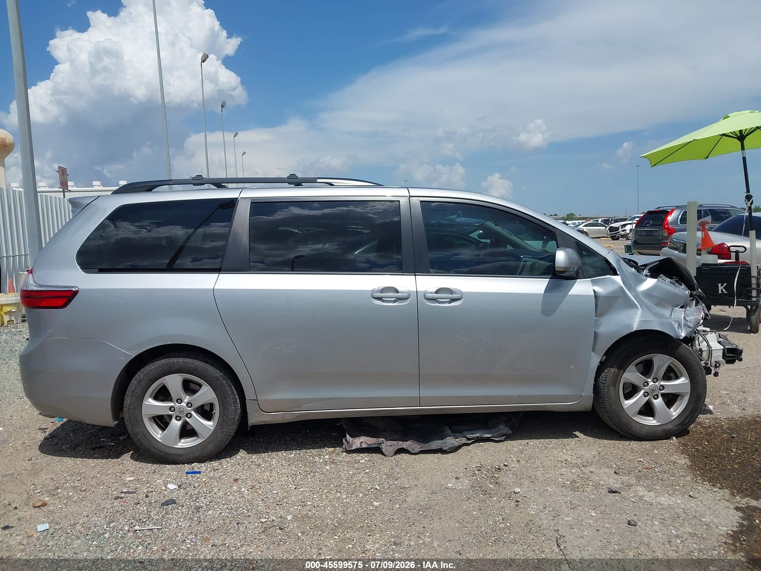2015 Toyota Sienna Le 8 Passenger Silver vin: 5TDKK3DC0FS680755