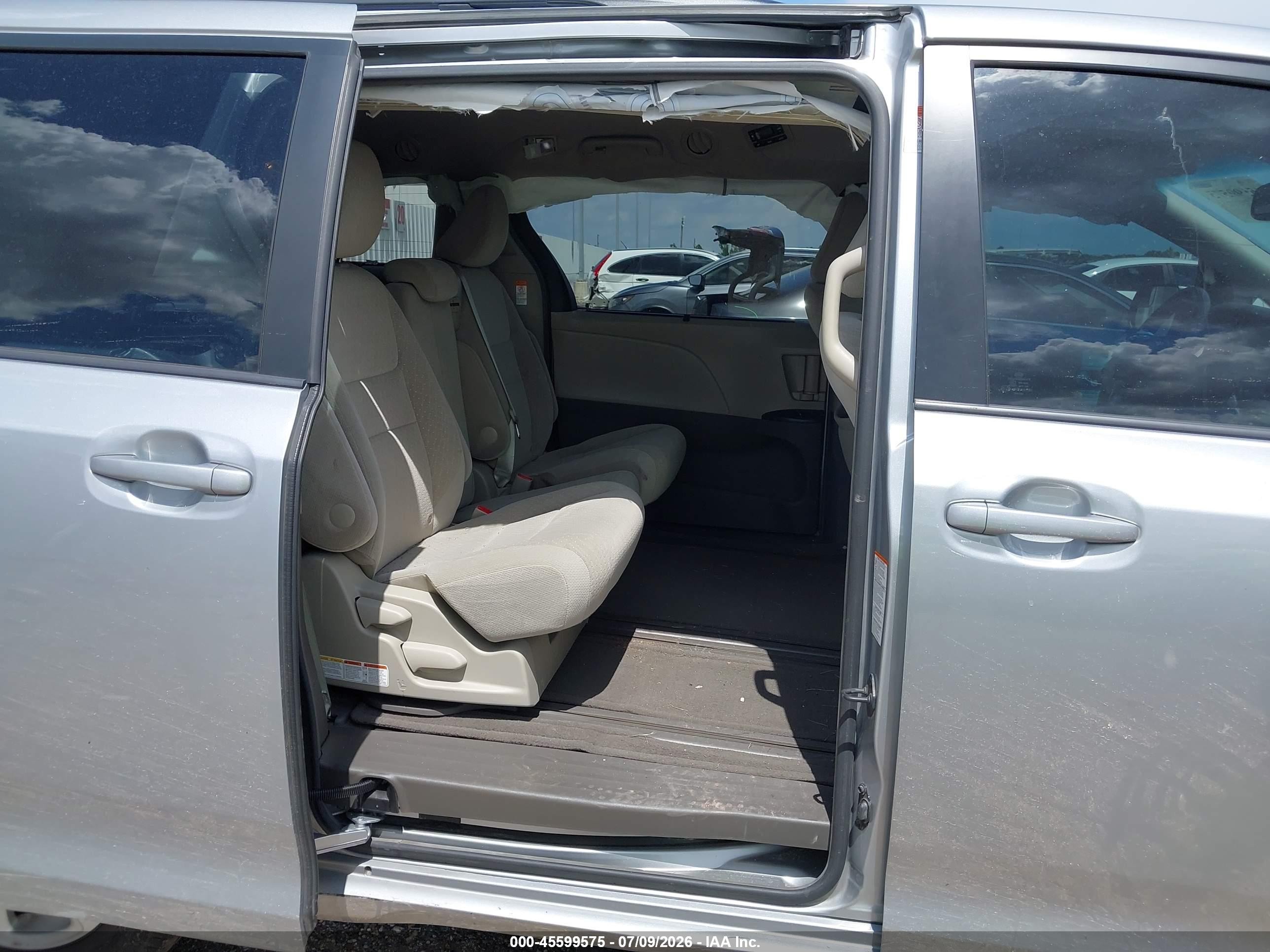 2015 Toyota Sienna Le 8 Passenger Silver vin: 5TDKK3DC0FS680755