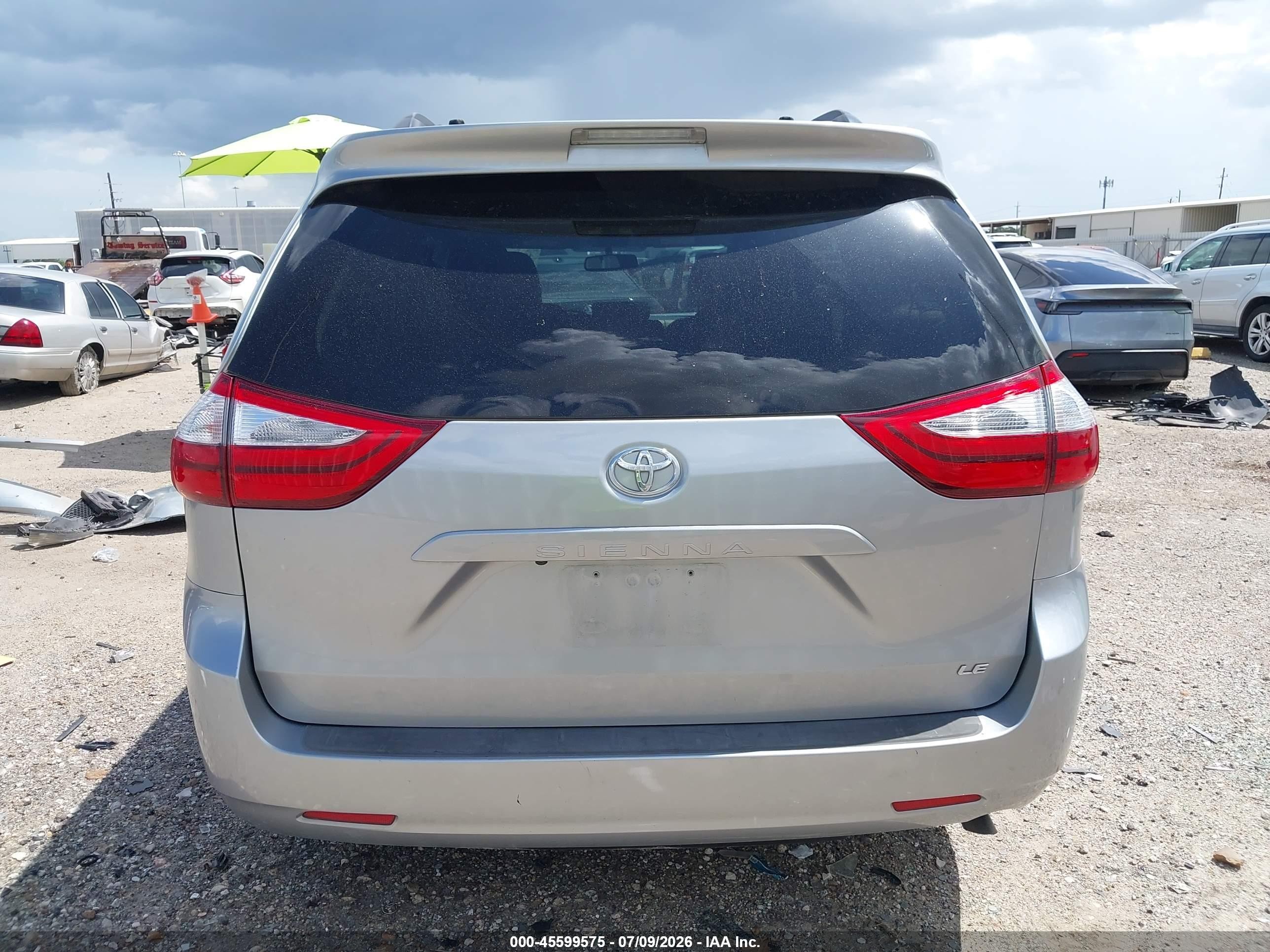 2015 Toyota Sienna Le 8 Passenger Silver vin: 5TDKK3DC0FS680755