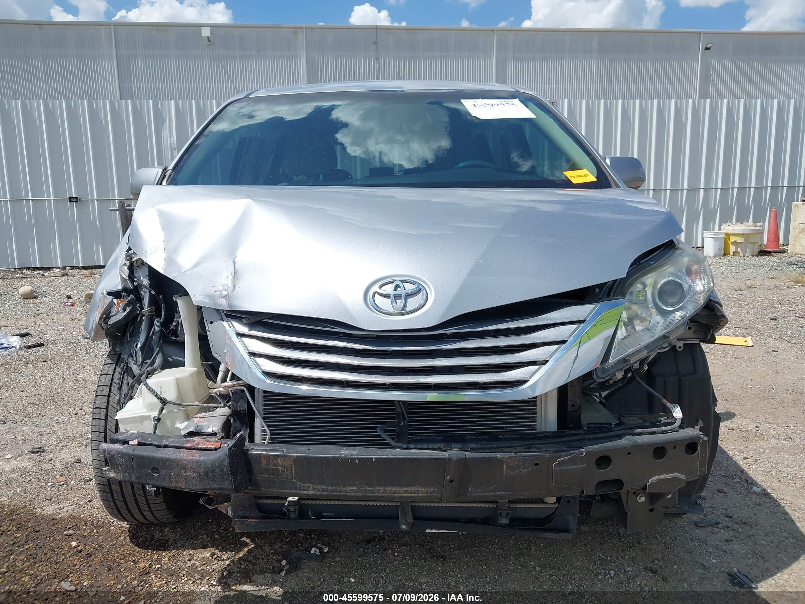 2015 Toyota Sienna Le 8 Passenger Silver vin: 5TDKK3DC0FS680755