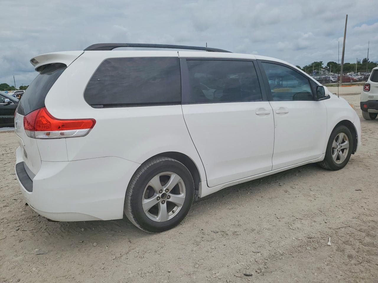 2011 Toyota Sienna Le White vin: 5TDKK3DC1BS004759