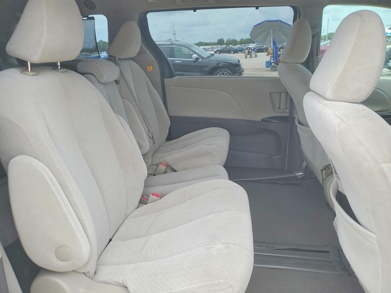 2011 Toyota Sienna Le White vin: 5TDKK3DC1BS004759