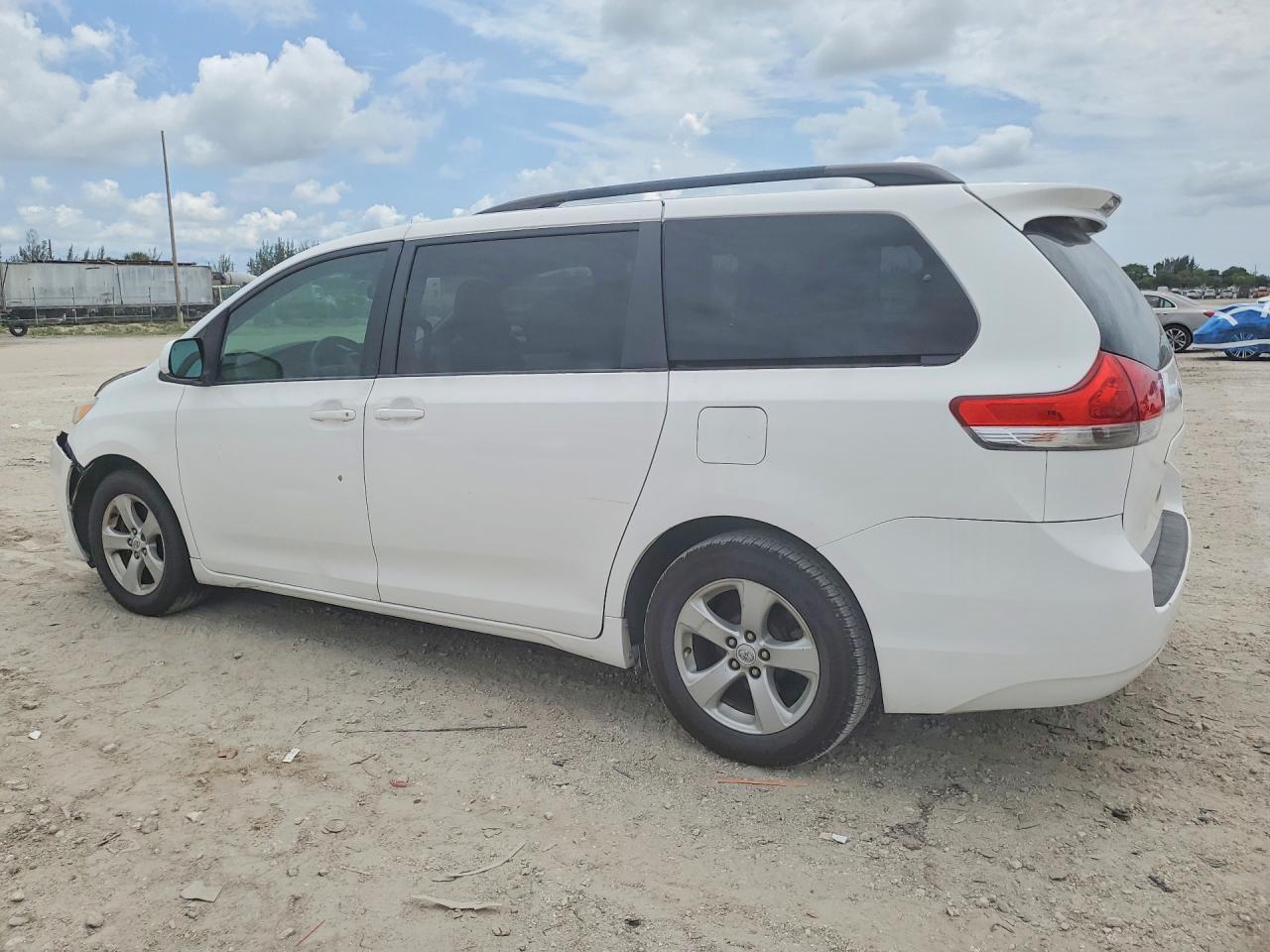 2011 Toyota Sienna Le White vin: 5TDKK3DC1BS004759