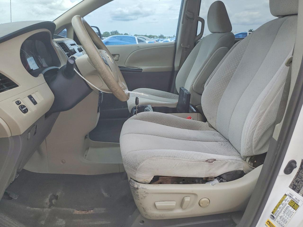 2011 Toyota Sienna Le White vin: 5TDKK3DC1BS004759