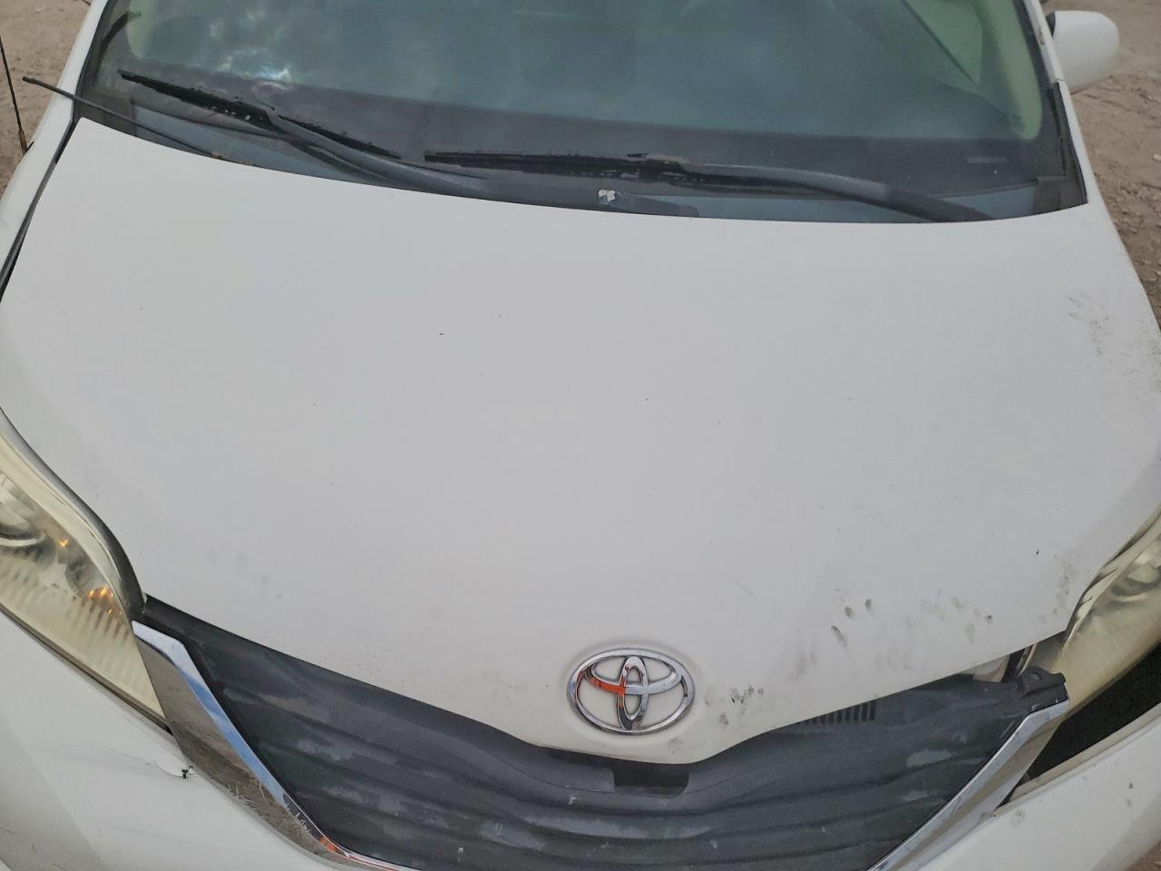 2011 Toyota Sienna Le White vin: 5TDKK3DC1BS004759