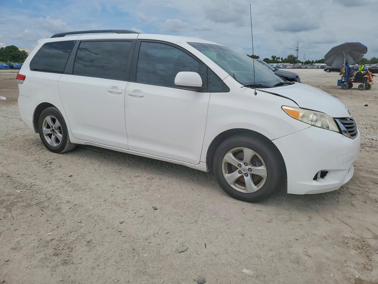 2011 Toyota Sienna Le White vin: 5TDKK3DC1BS004759